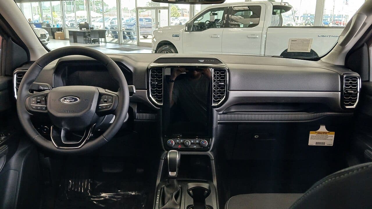 Ford Ranger di generazione P703, plancia con schermo centrale verticale e cambio automatico