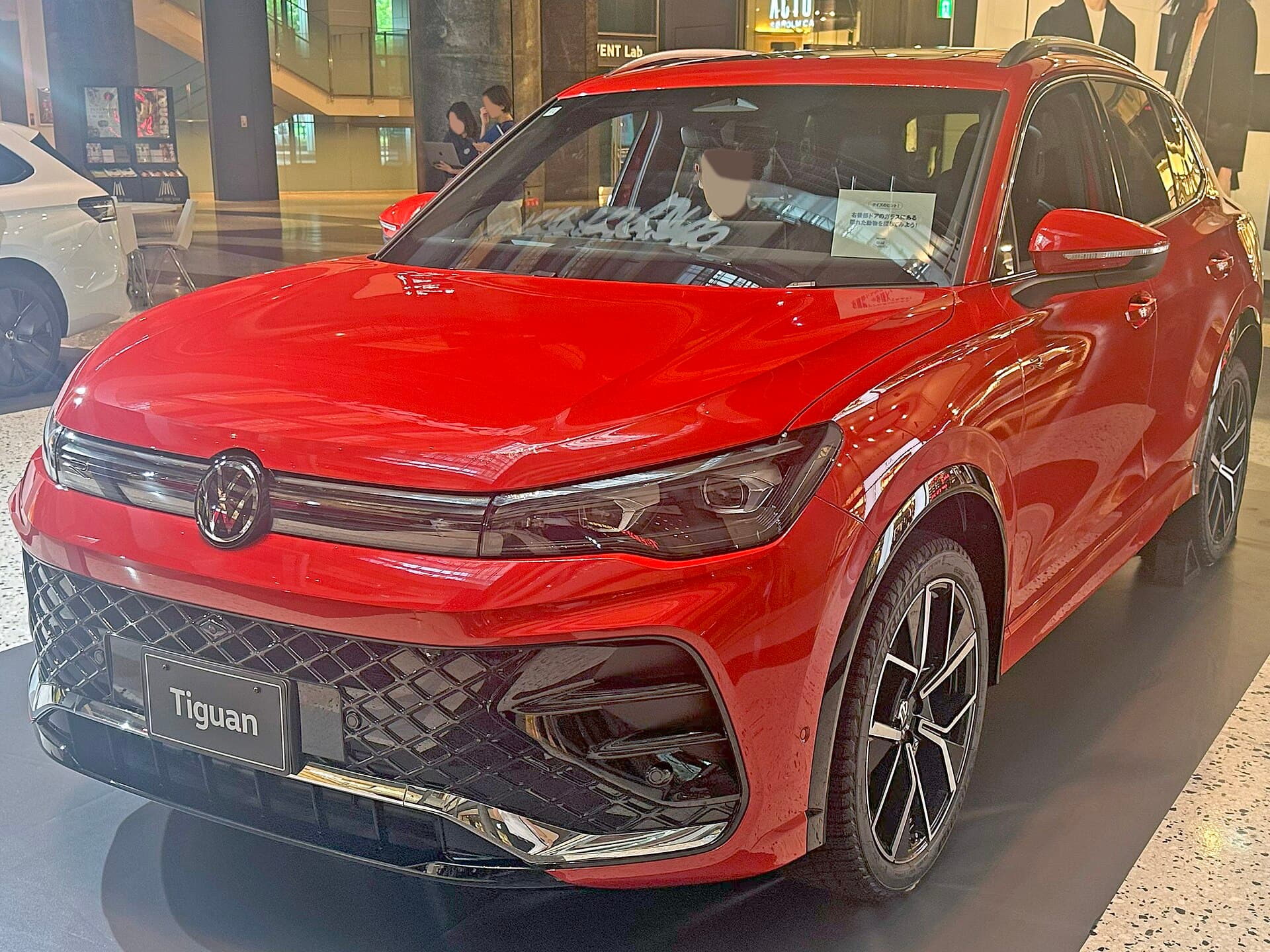 Volkswagen Tiguan eTSI R-Line di terza generazione vista frontale