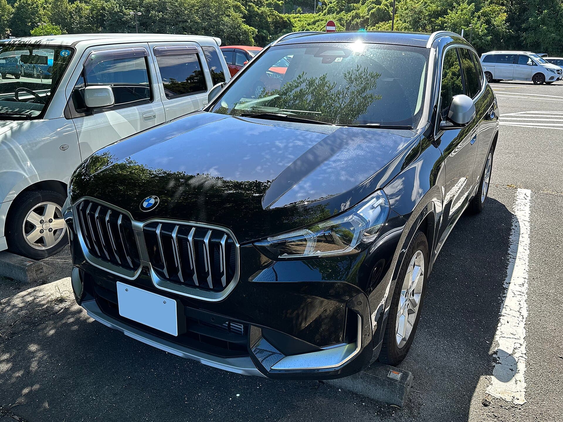 BMW X1 di terza generazione (U11) di colore scuro, vista frontale