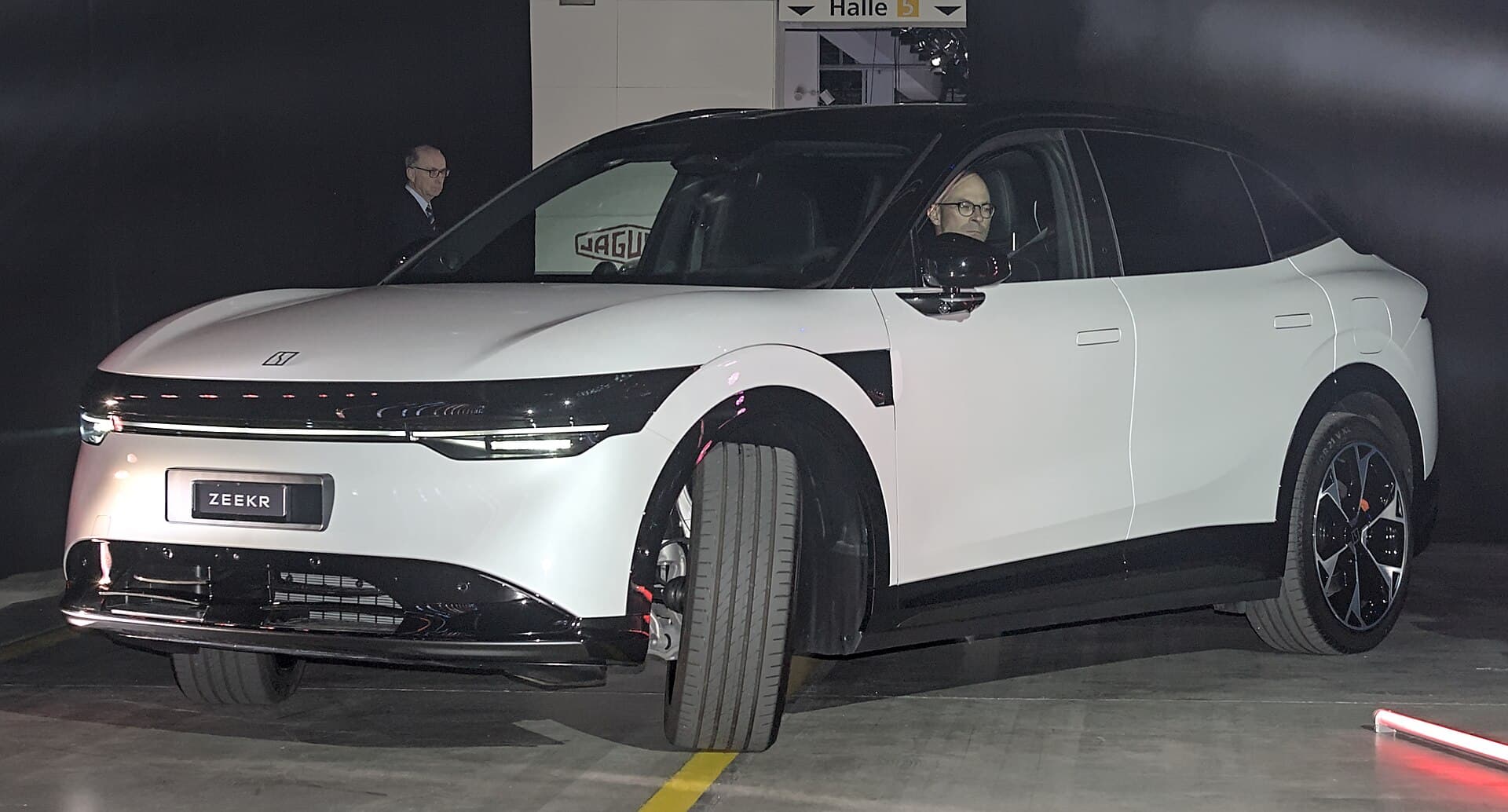 Zeekr 7X, SUV elettrico di colore chiaro esposto al salone Auto Zurich 2025