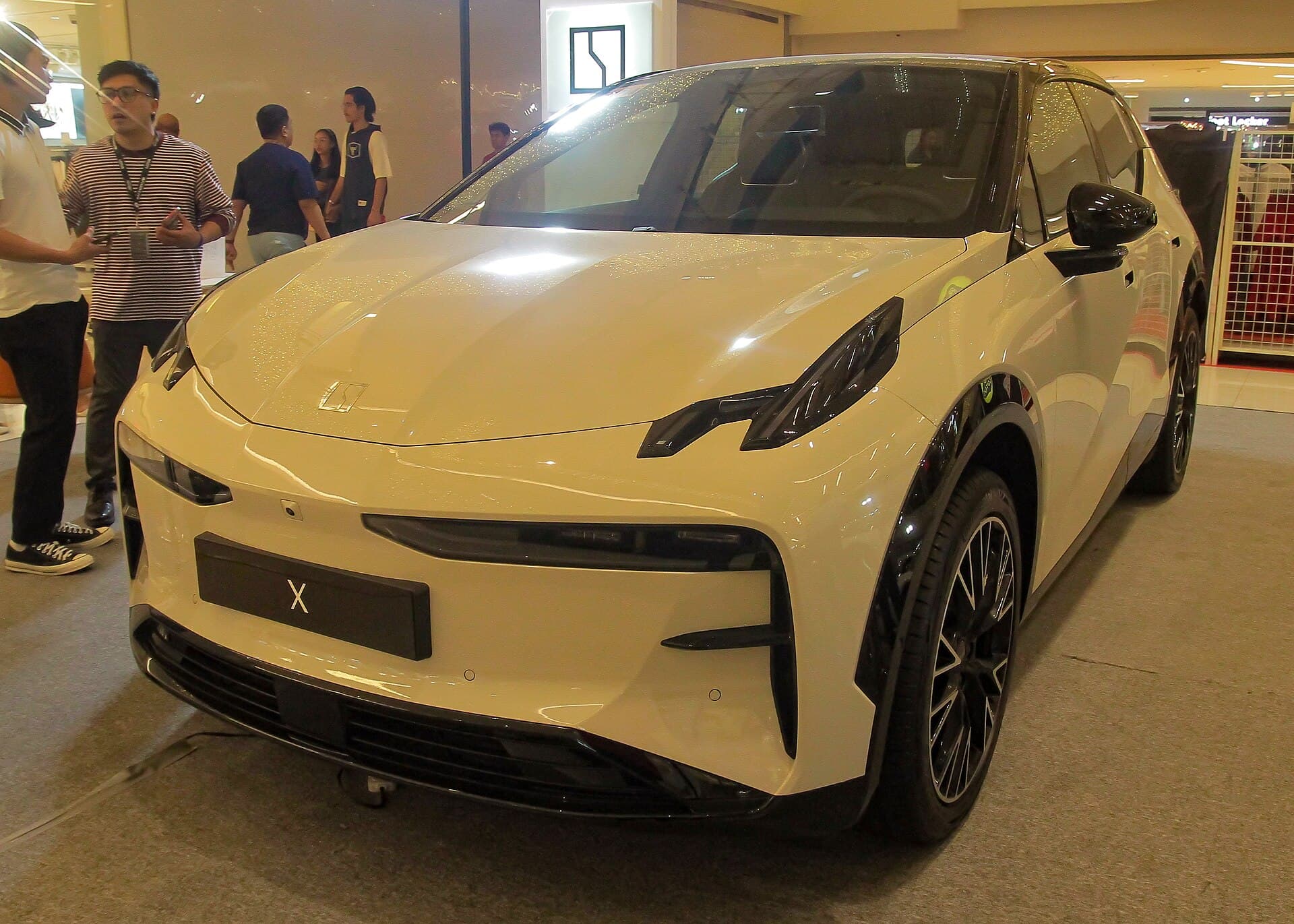 Zeekr X, SUV elettrico compatto, vista anteriore tre quarti sinistra