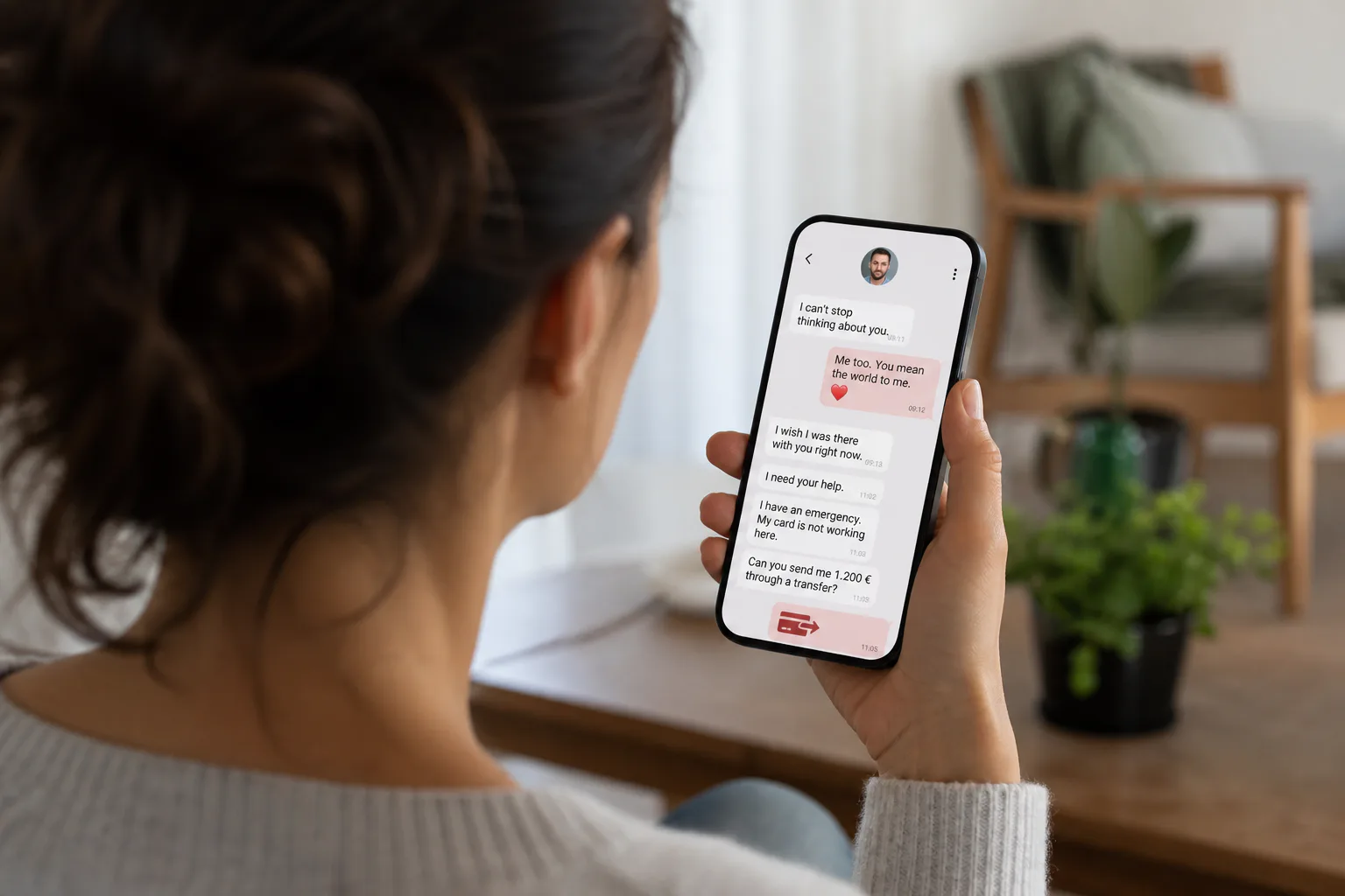 Una persona legge sullo smartphone una conversazione affettuosa che termina con una richiesta di denaro.