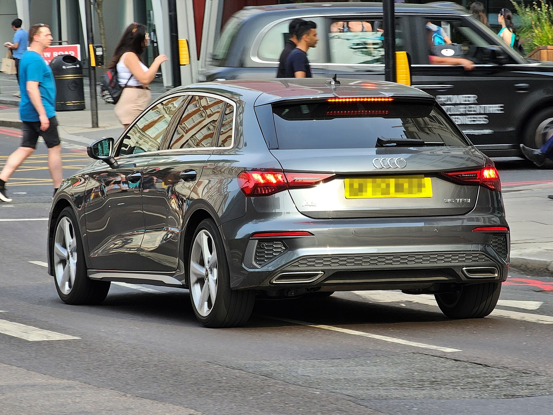 Audi A3 Sportback 35 TFSI S line di colore grigio Manhattan metallizzato, vista di tre quarti