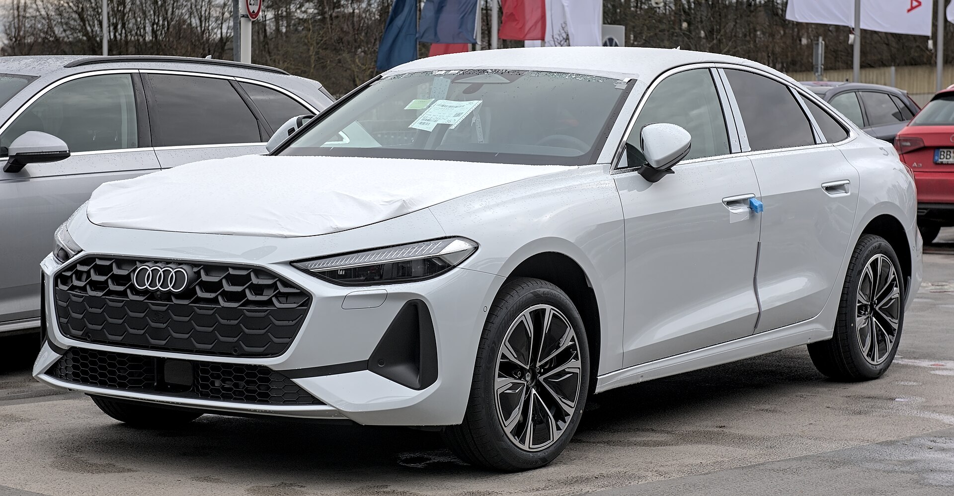 Audi A5 B10 di colore bianco vista di tre quarti anteriore, fotografata a Stoccarda