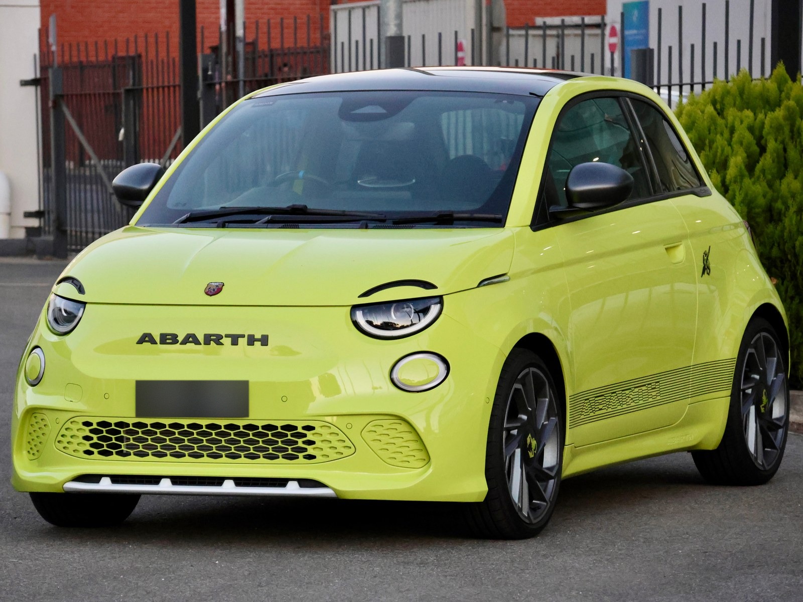 Abarth 500e verde acido con tetto nero, vista anteriore di tre quarti