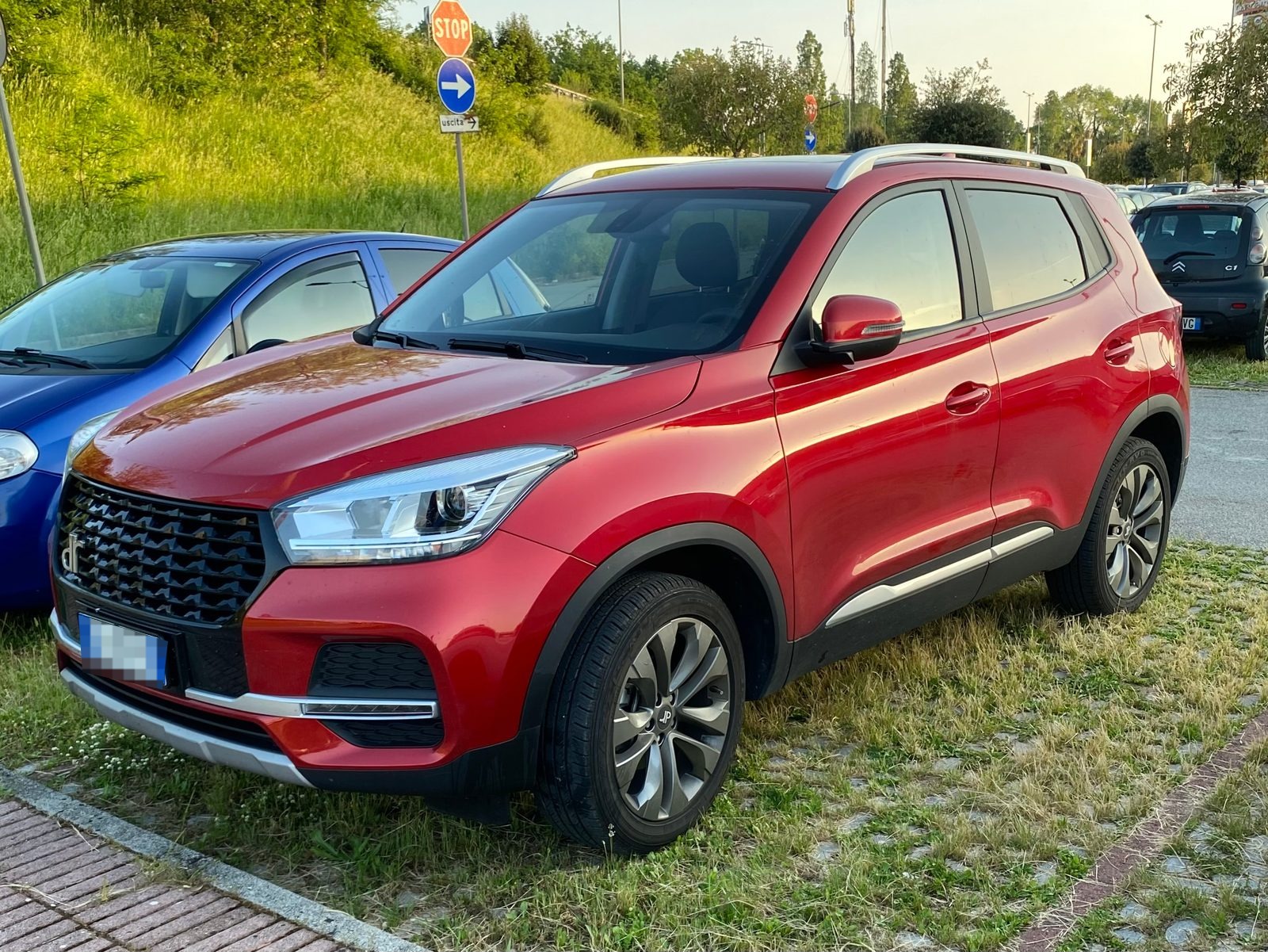 DR 4.0, SUV rosso visto di tre quarti anteriore