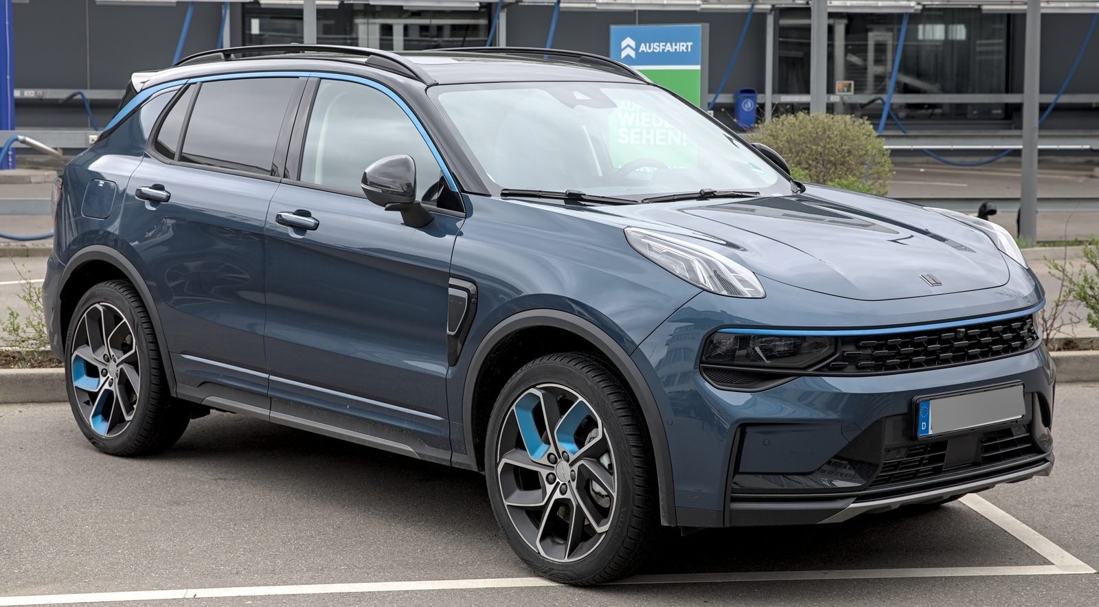 Lynk & Co 01 PHEV blu, vista di tre quarti anteriore