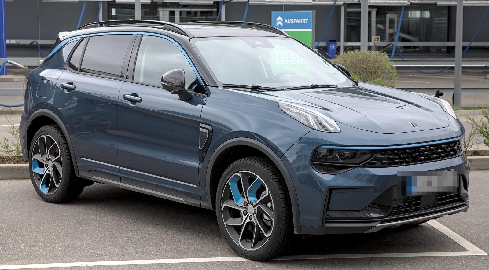 Lynk & Co 01 PHEV blu, vista di tre quarti anteriore
