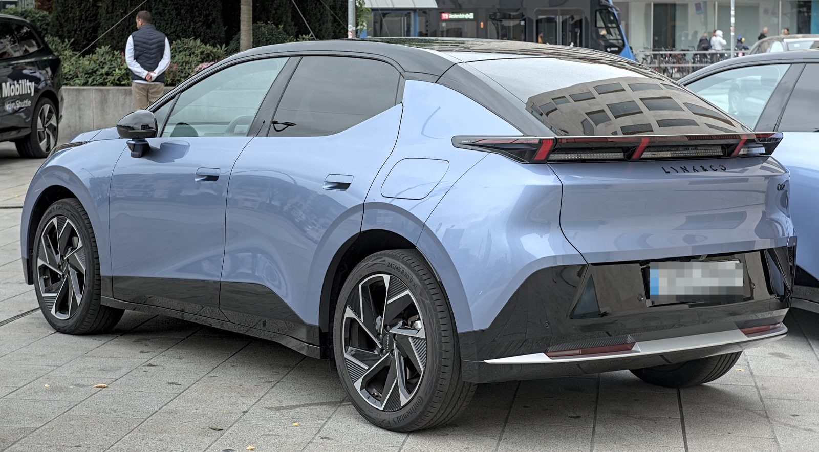 Lynk & Co 02 elettrica blu, vista tre quarti posteriore, esposta allo IAA 2025