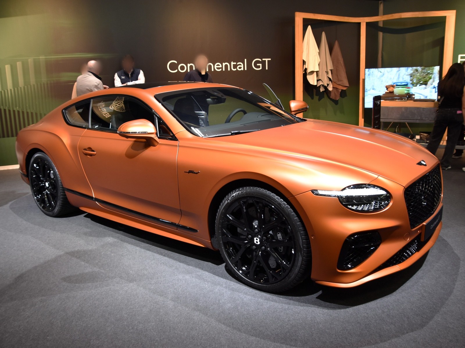 Bentley Continental GT Speed arancione opaco, vista anteriore di tre quarti