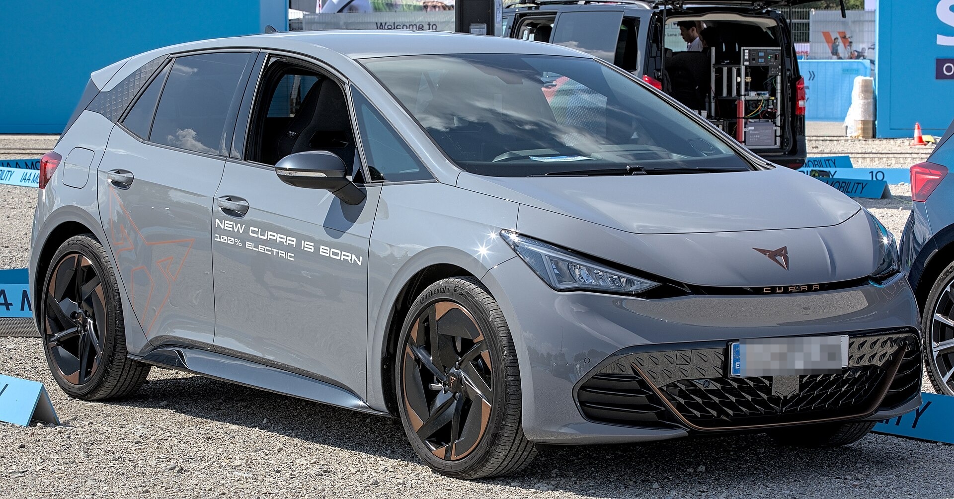 Cupra Born grigia esposta al salone IAA 2021 di Monaco
