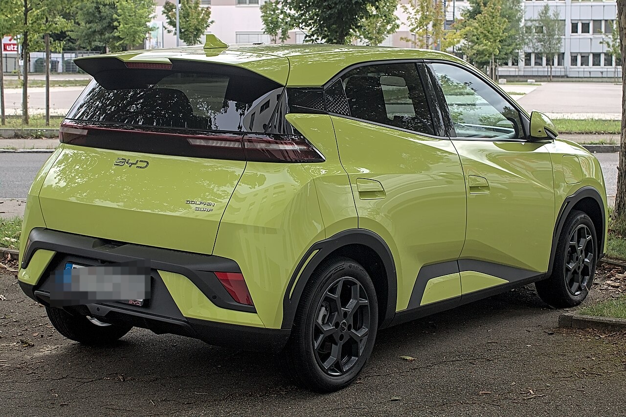 BYD Dolphin Surf, tre quarti posteriore, carrozzeria verde