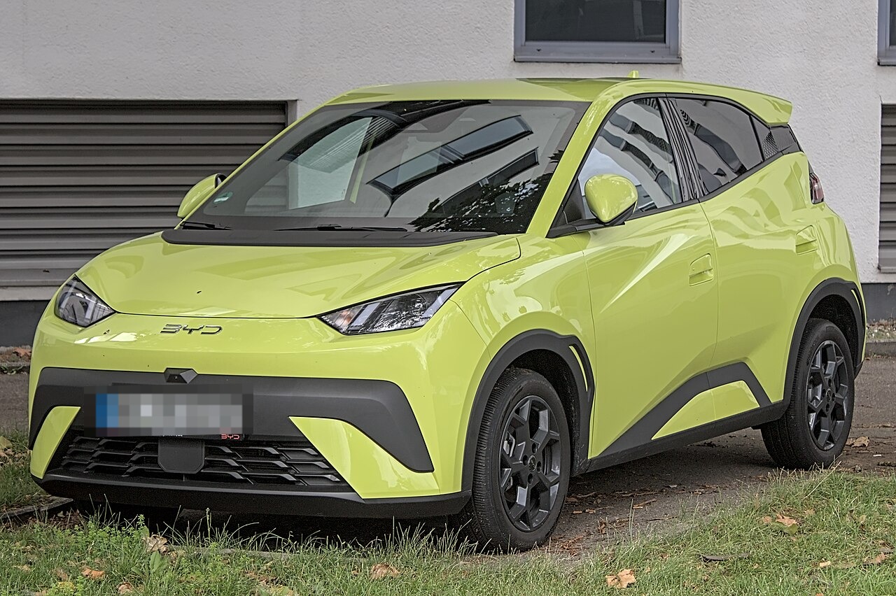 BYD Dolphin Surf, tre quarti anteriore, carrozzeria verde