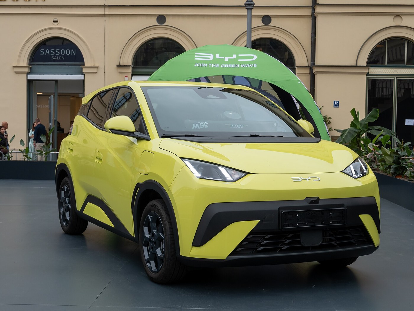BYD Dolphin Surf, vista di tre quarti anteriore