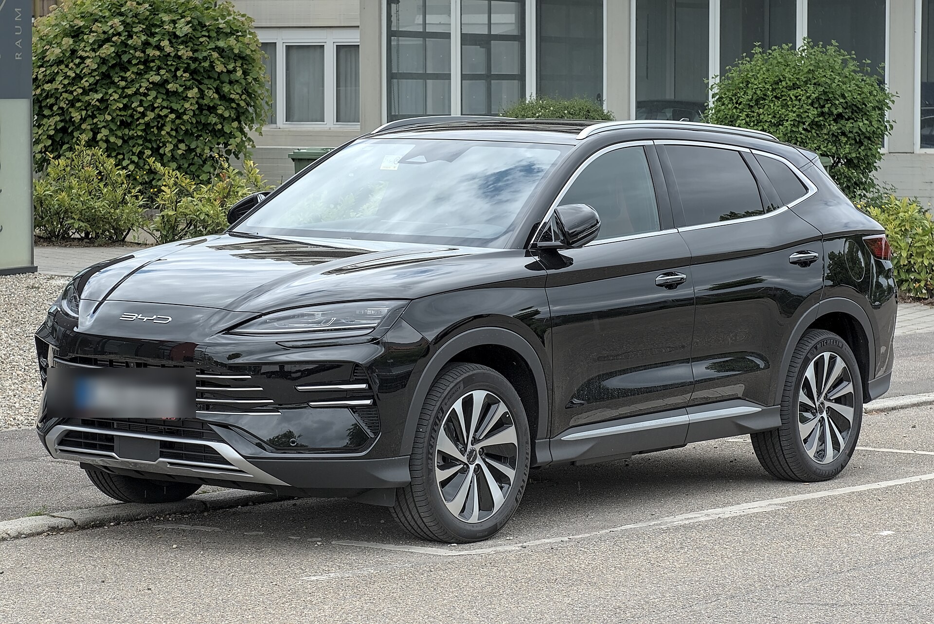 BYD Seal U DM-i, vista di tre quarti anteriore su strada