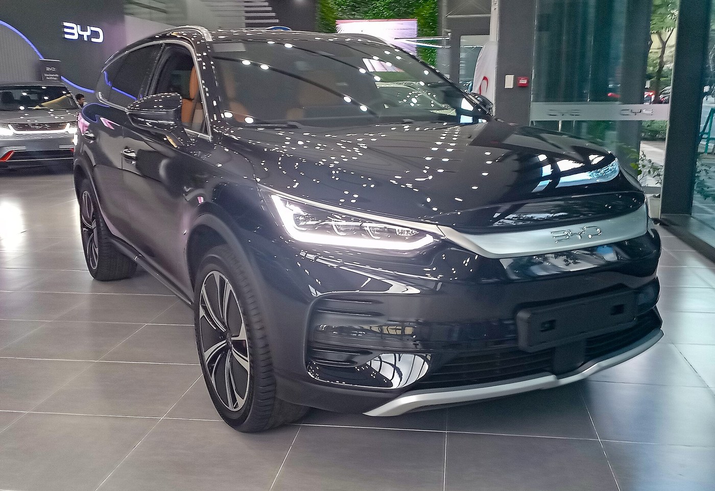 BYD Tang, grande SUV elettrico a sette posti, vista di tre quarti anteriore