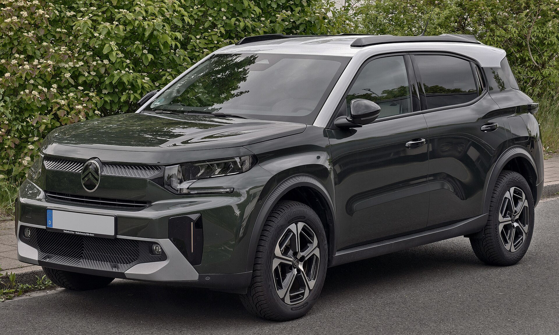 Citroën C3 Aircross Hybrid 145 di colore scuro vista di tre quarti anteriore