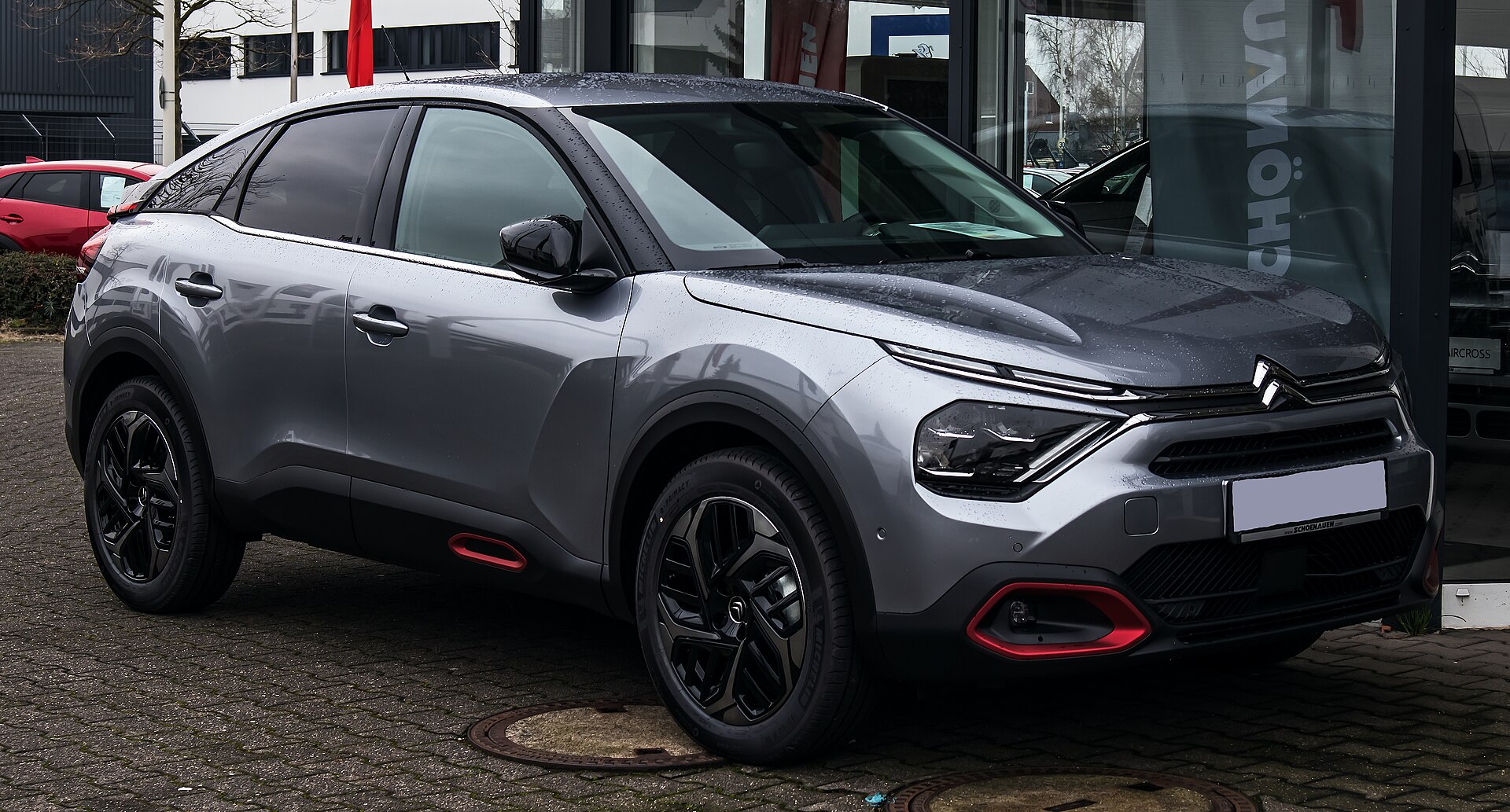Citroën C4 di terza generazione vista di tre quarti anteriore