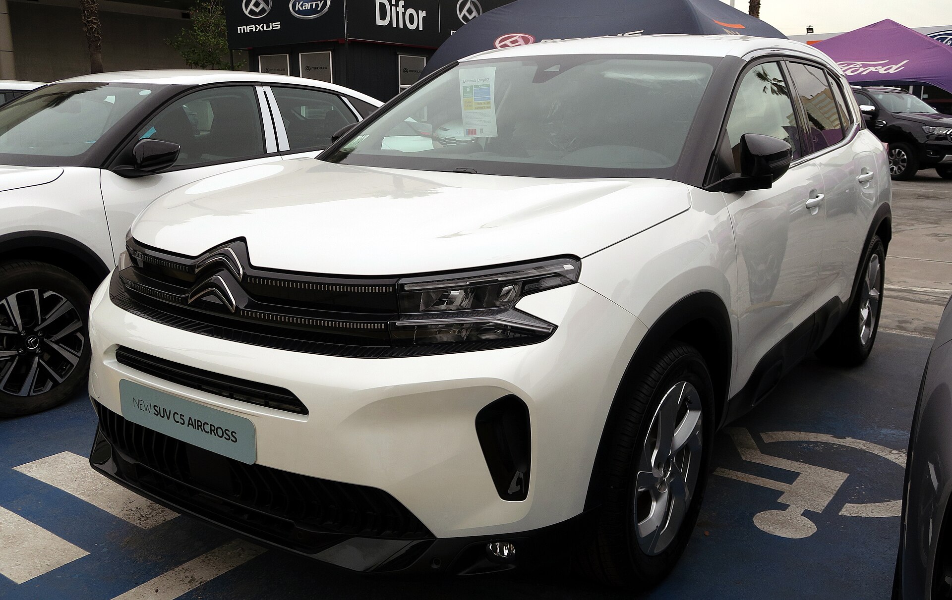 Citroën C5 Aircross di colore bianco vista di tre quarti anteriore a un evento del 2023