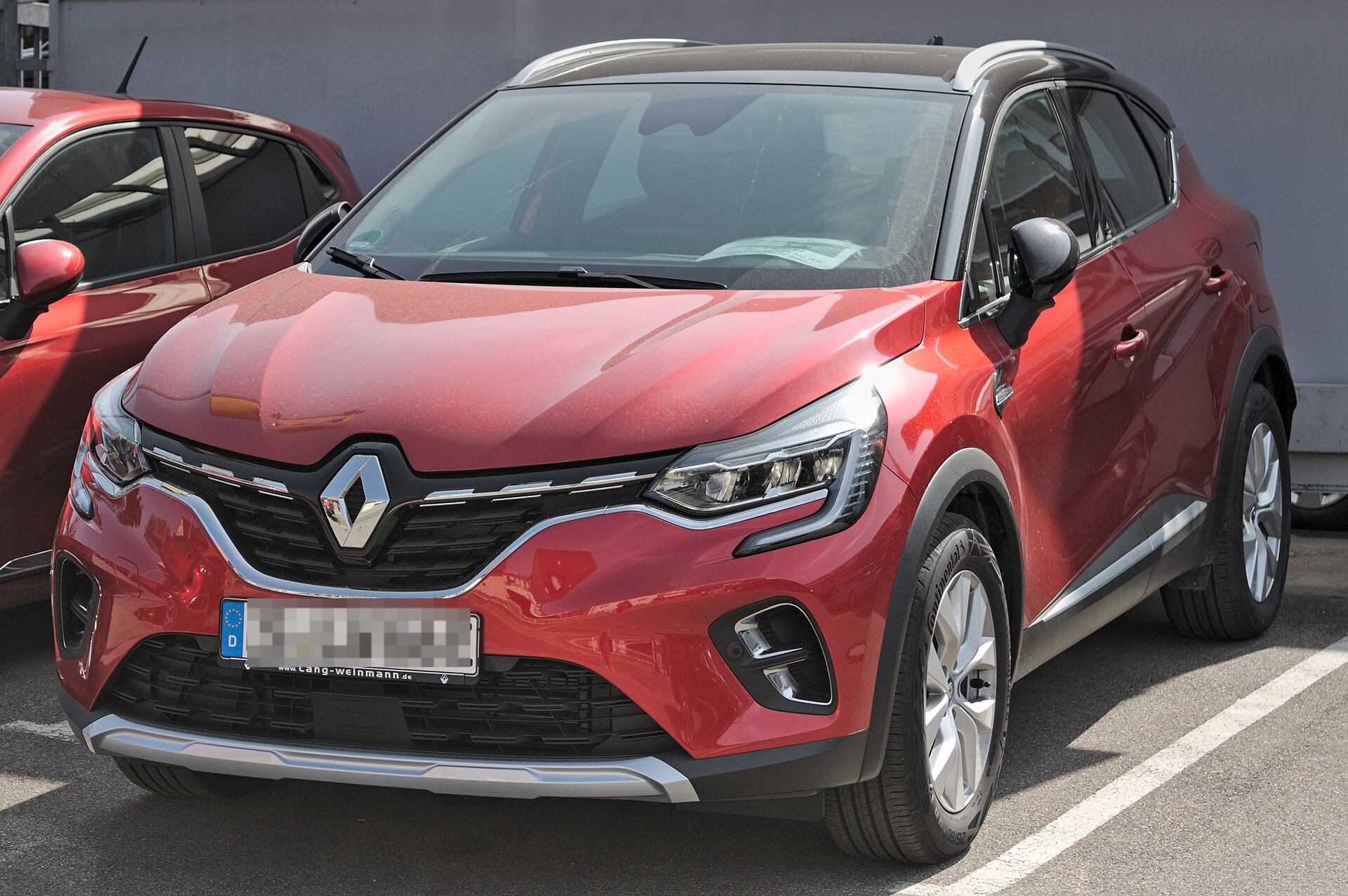 Renault Captur II E-Tech full hybrid di colore rosso, vista di tre quarti anteriore