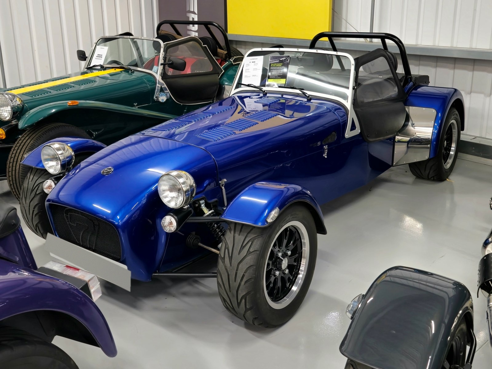 Caterham Seven 170S blu con strisce argento, vista anteriore di tre quarti