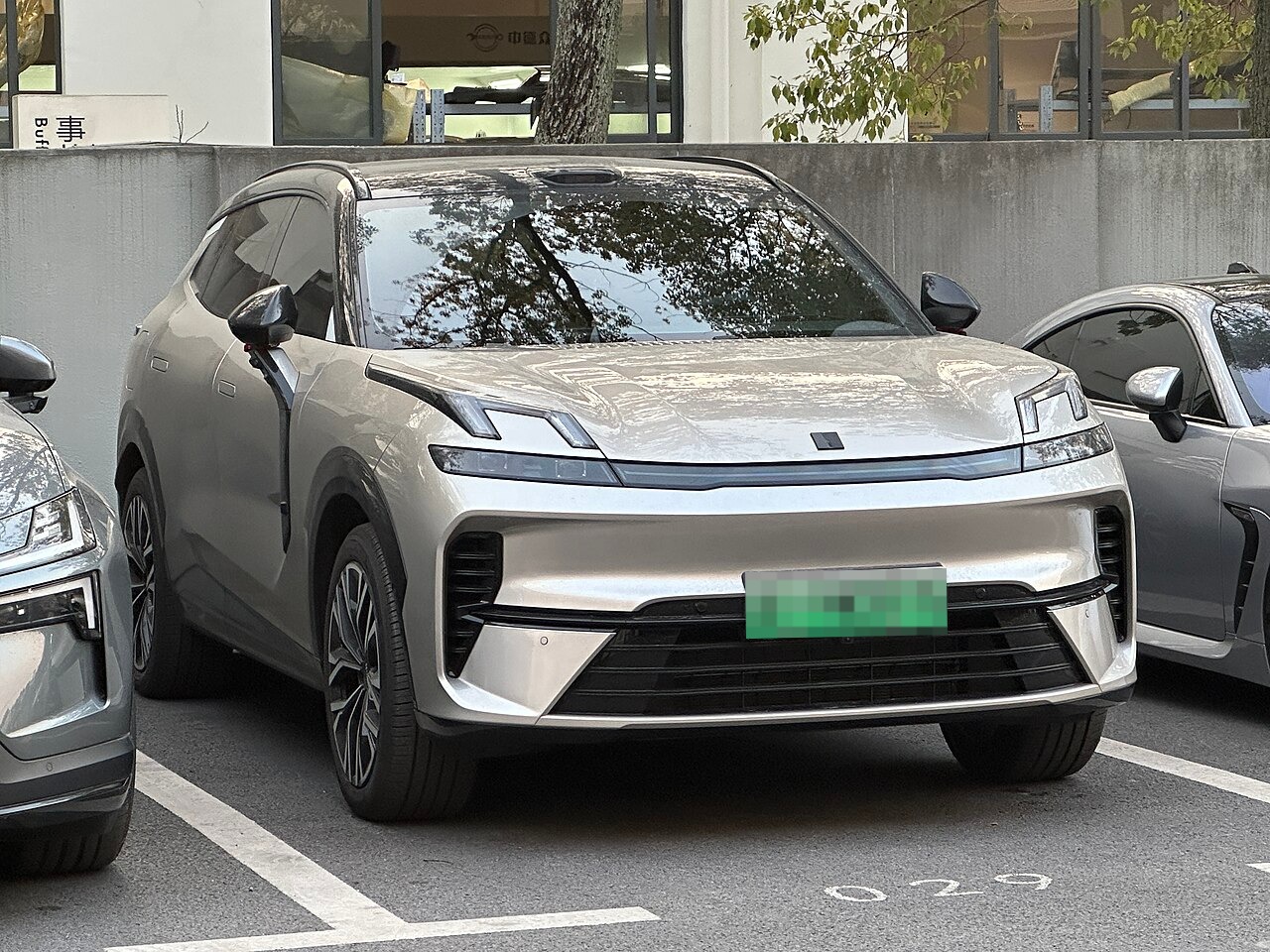 Lynk & Co 08, laterale