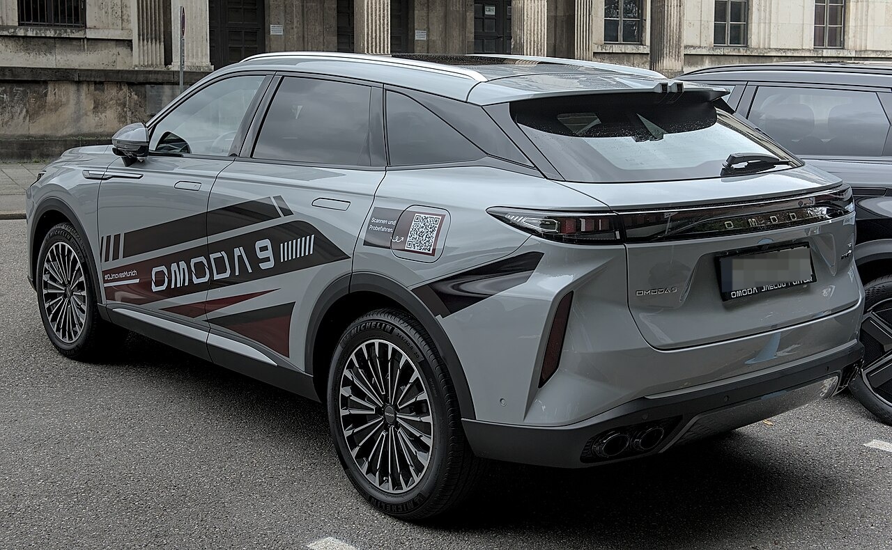 Omoda 9, laterale