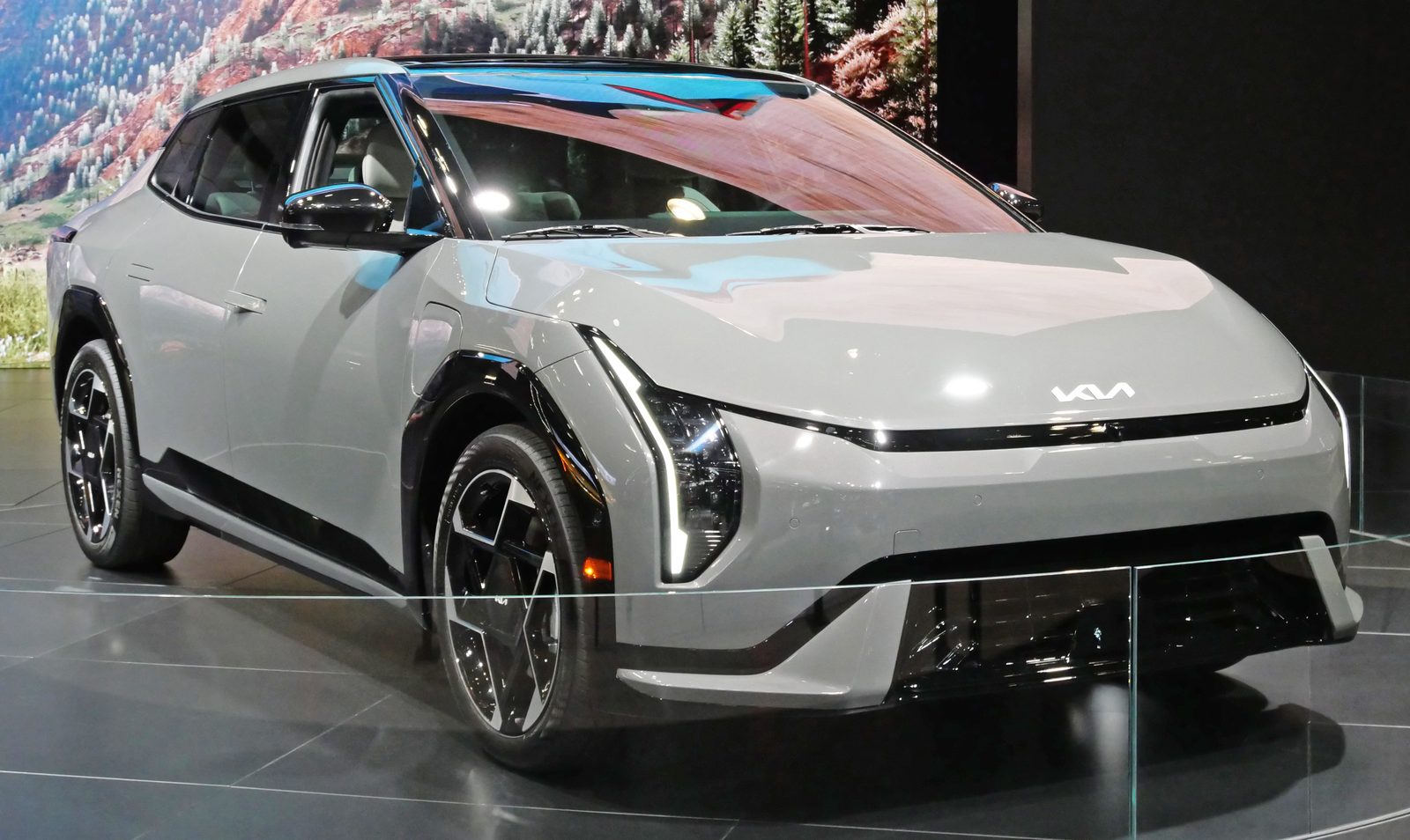 Kia EV4 elettrica, vista frontale, esposta al New York International Auto Show 2025