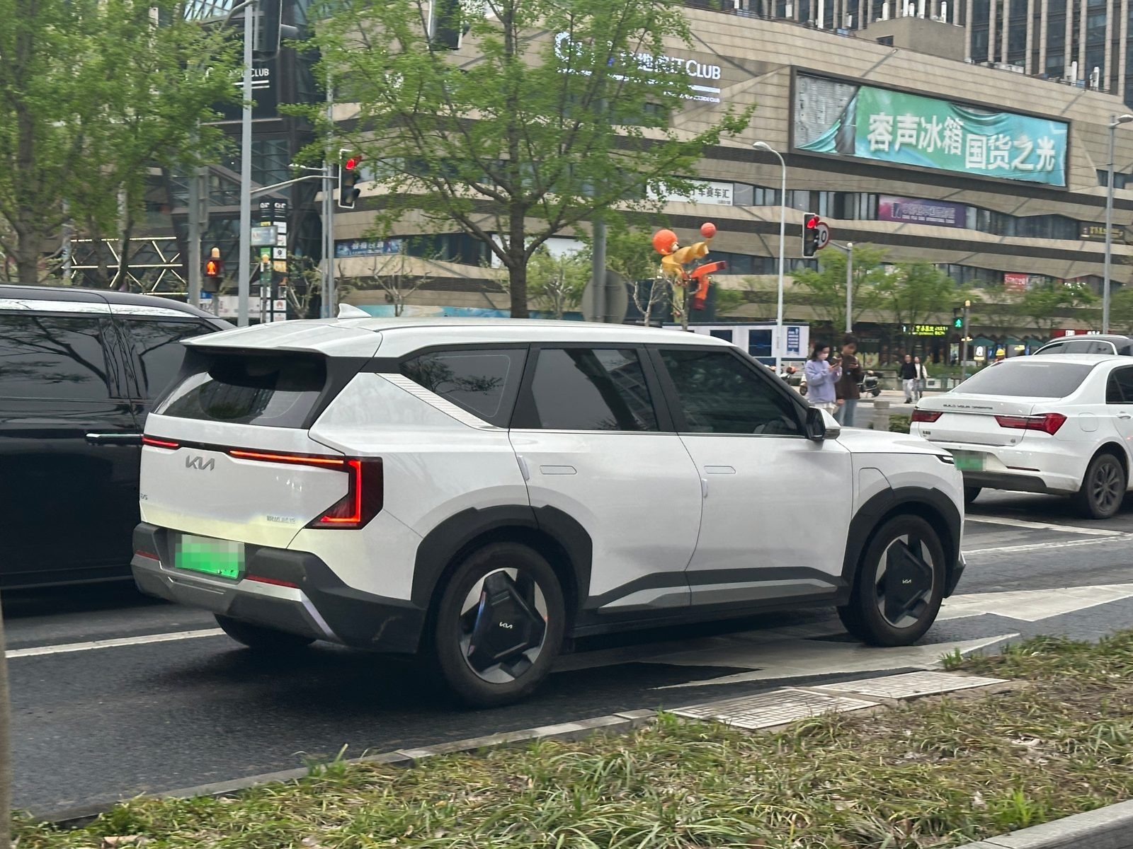 Kia EV5 di colore bianco, SUV elettrico di taglia media, in vista di tre quarti anteriore