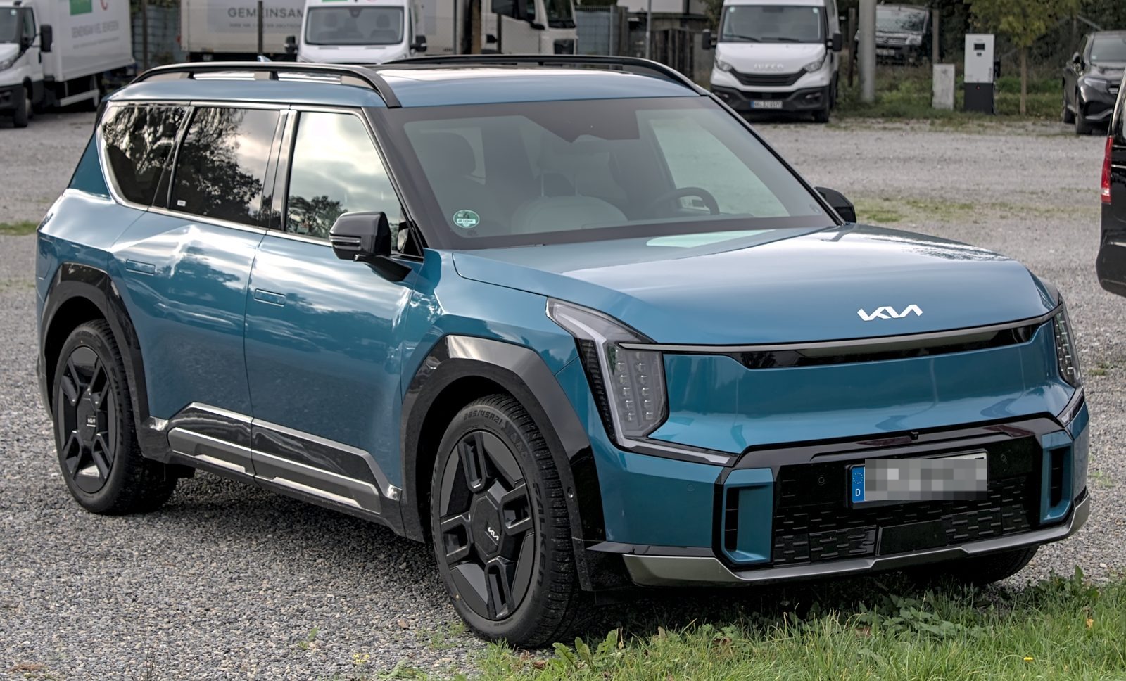 Kia EV9 GT-Line blu, vista di tre quarti anteriore