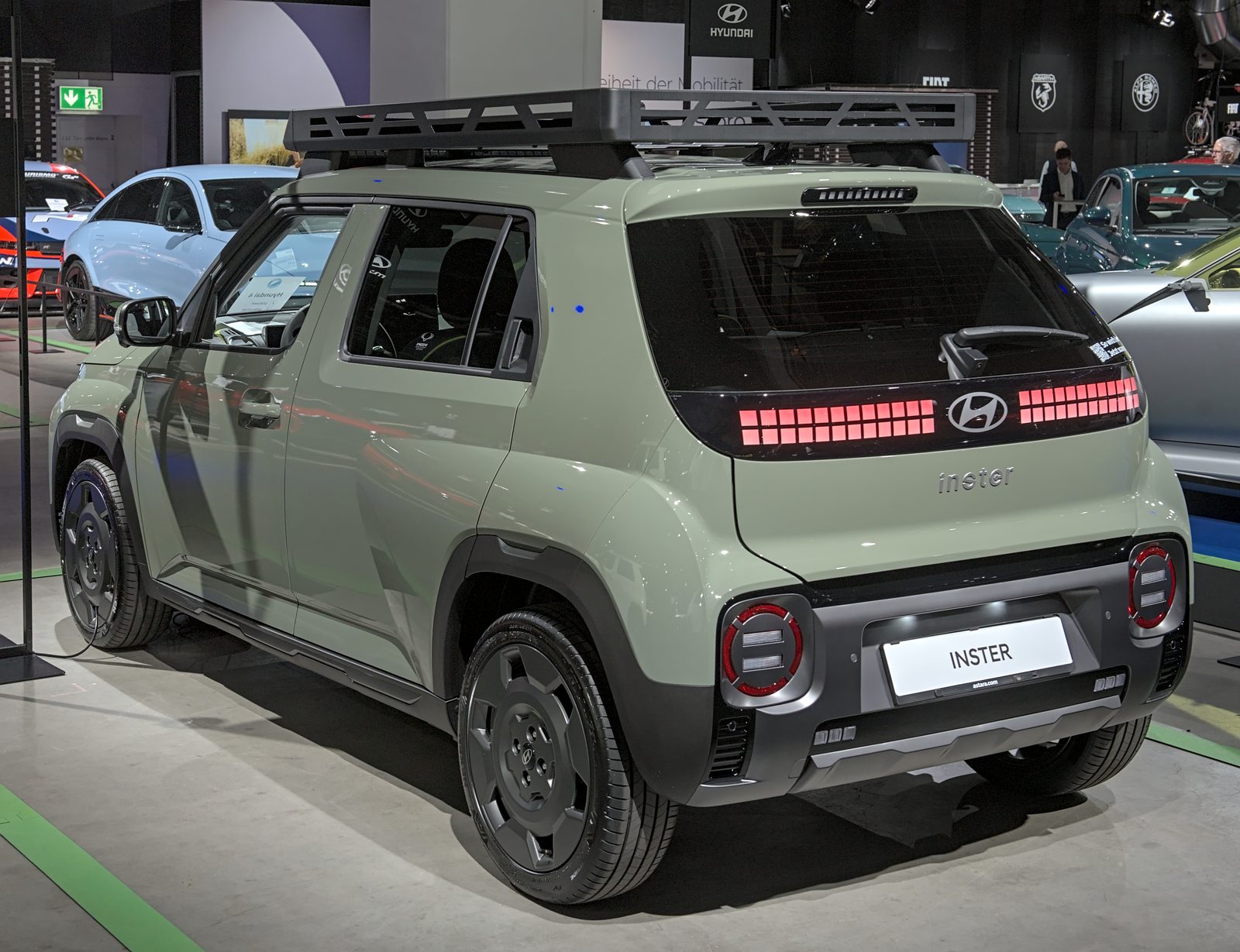 Hyundai Inster Cross verde vista di tre quarti anteriore
