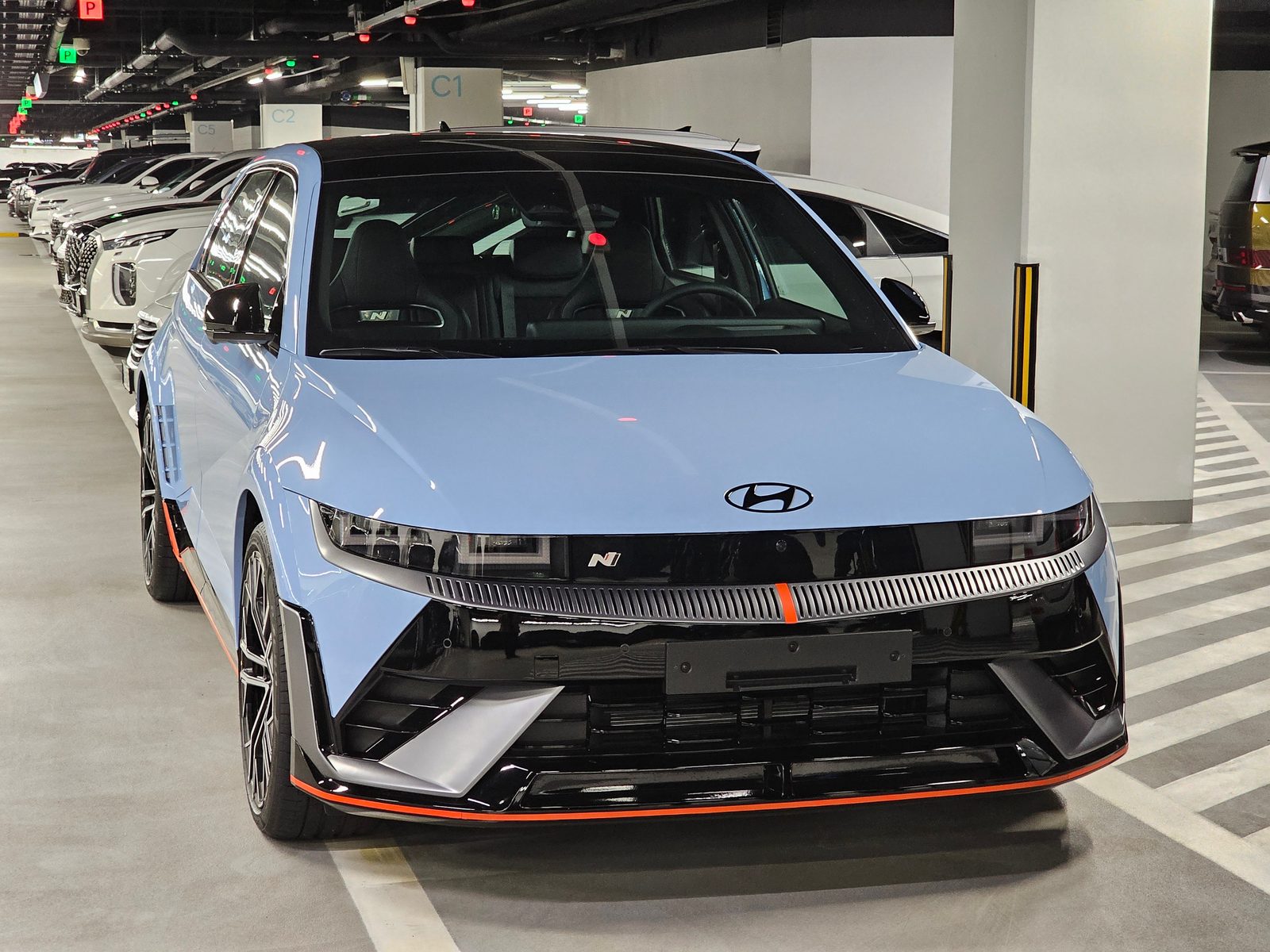 Hyundai IONIQ 5 N in colore Performance Blue, vista di tre quarti anteriore
