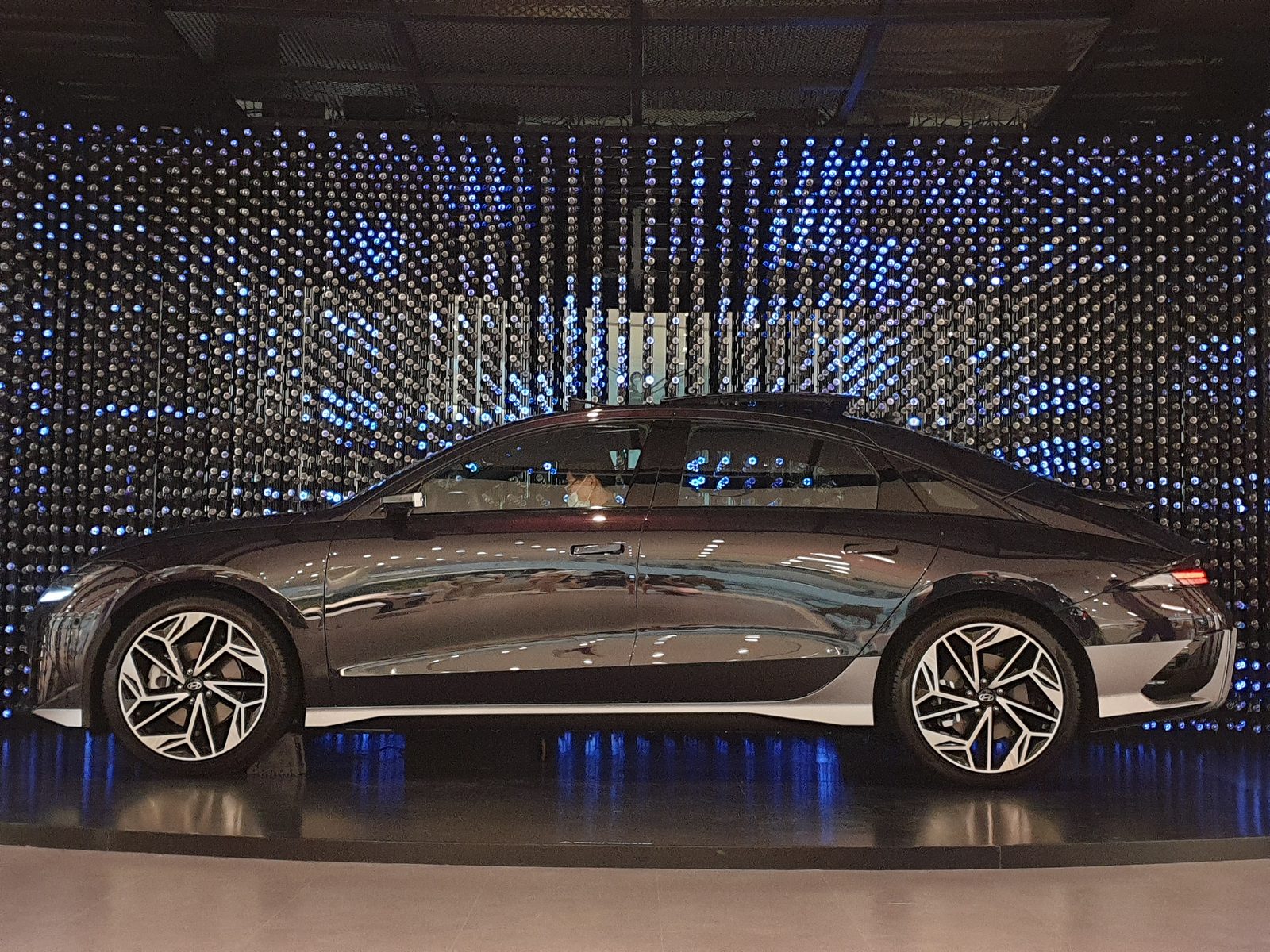 Hyundai IONIQ 6 elettrica in colore Biophilic Blue Pearl, vista di tre quarti anteriore
