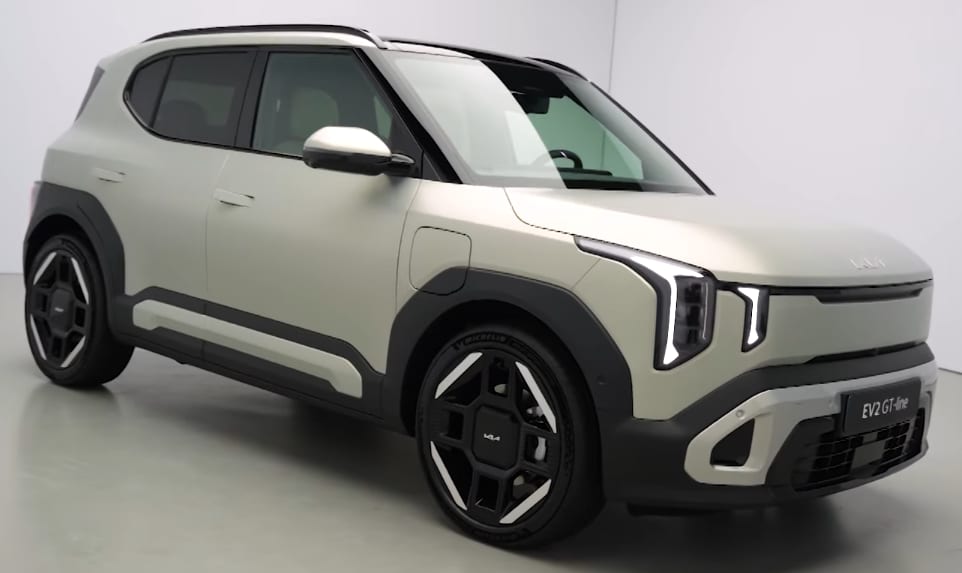 Kia EV2 GT-Line, SUV elettrico compatto, vista di tre quarti anteriore