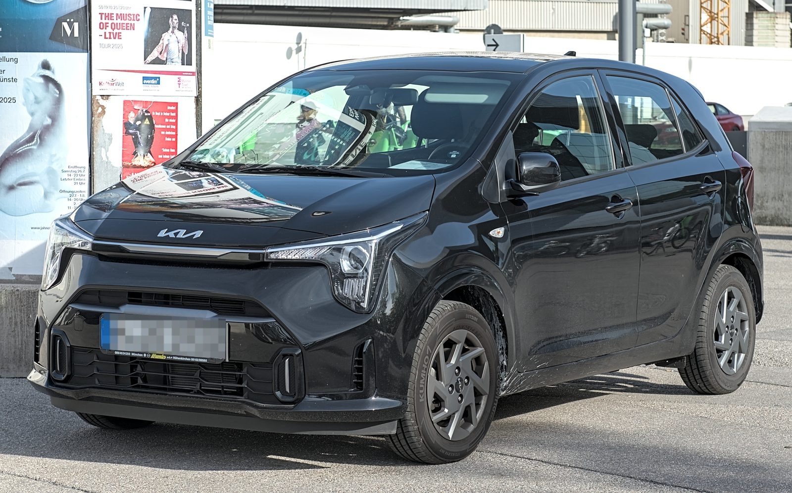 Kia Picanto di colore nero esposta all'IAA 2025 di Monaco, vista di tre quarti anteriore