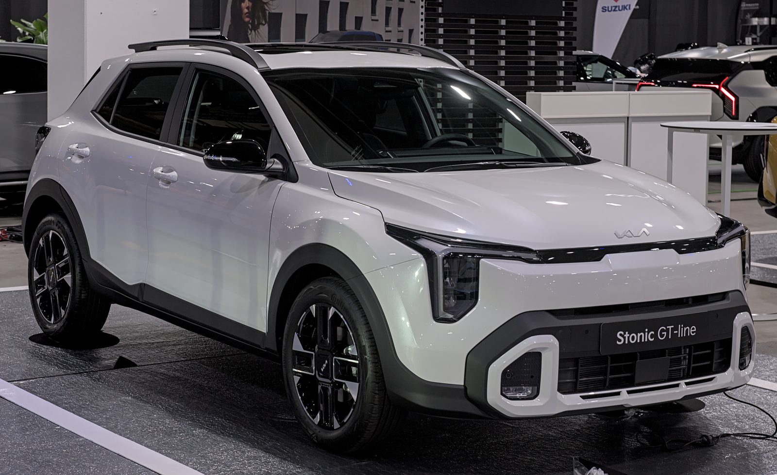 Kia Stonic GT-Line restyling 2025 di colore bianco, vista di tre quarti anteriore