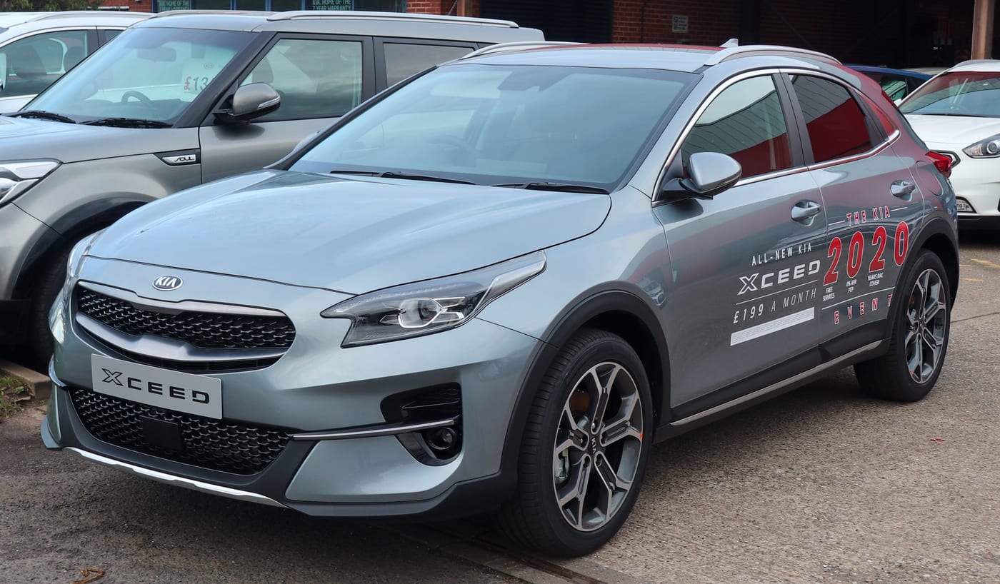 Kia XCeed grigia, crossover compatto, vista di tre quarti anteriore