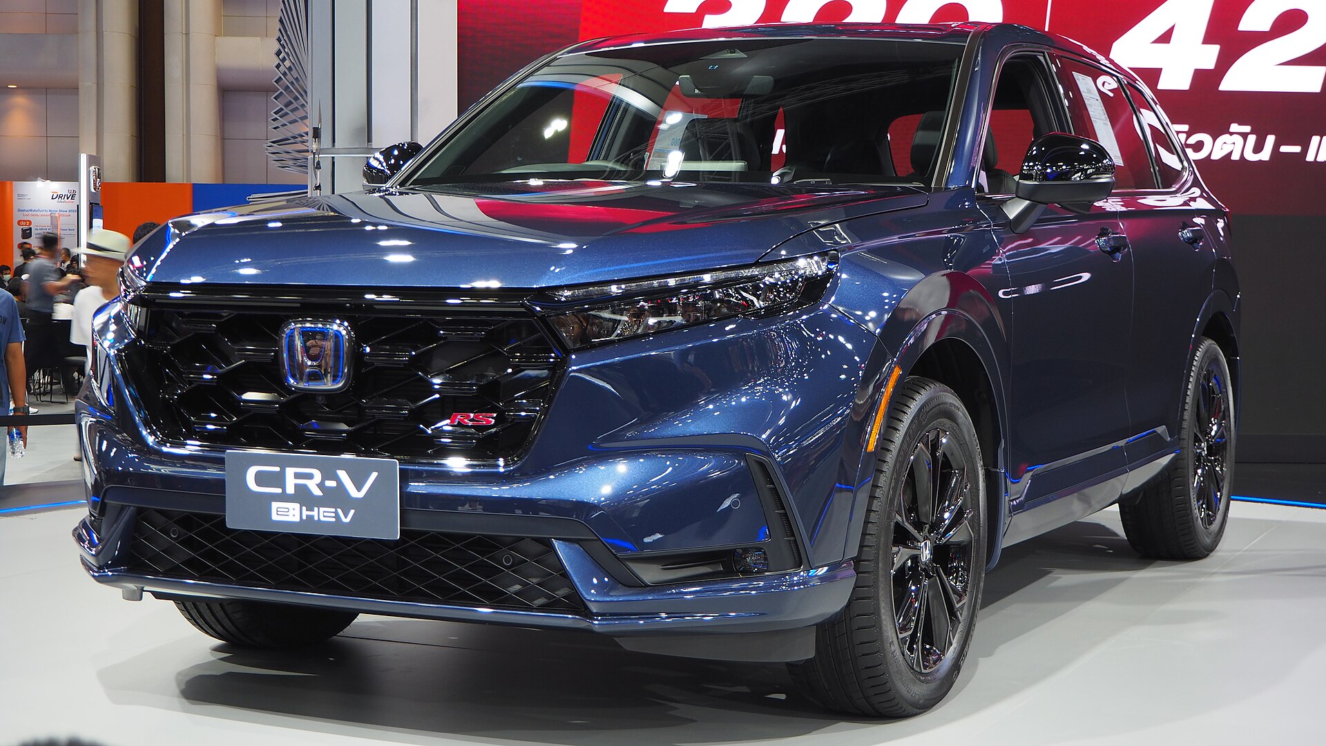 Honda CR-V e:HEV RS a trazione integrale, vista di tre quarti anteriore
