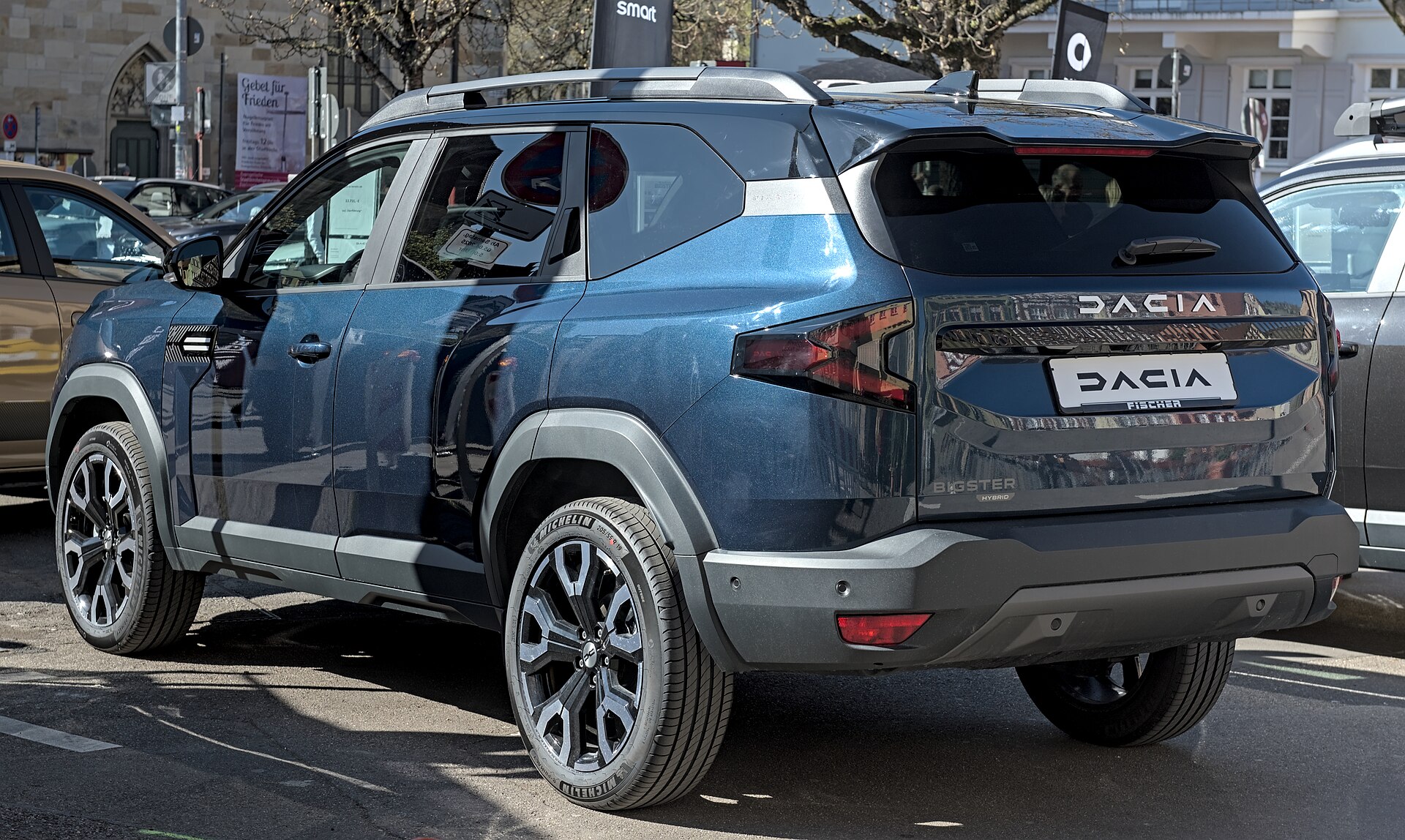 Dacia Bigster Hybrid 155 di colore blu, vista di tre quarti anteriore