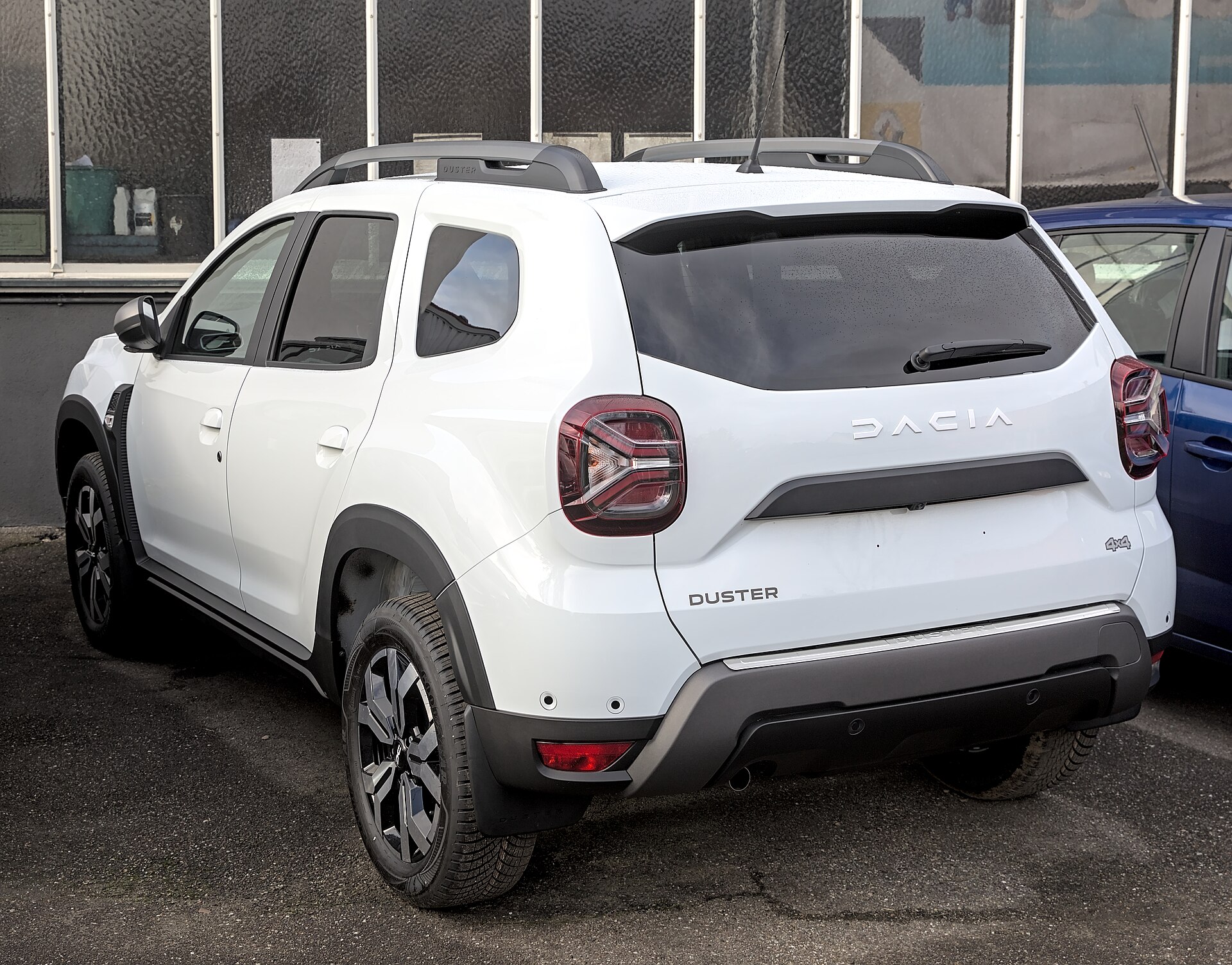 Dacia Duster di colore bianco vista di tre quarti anteriore