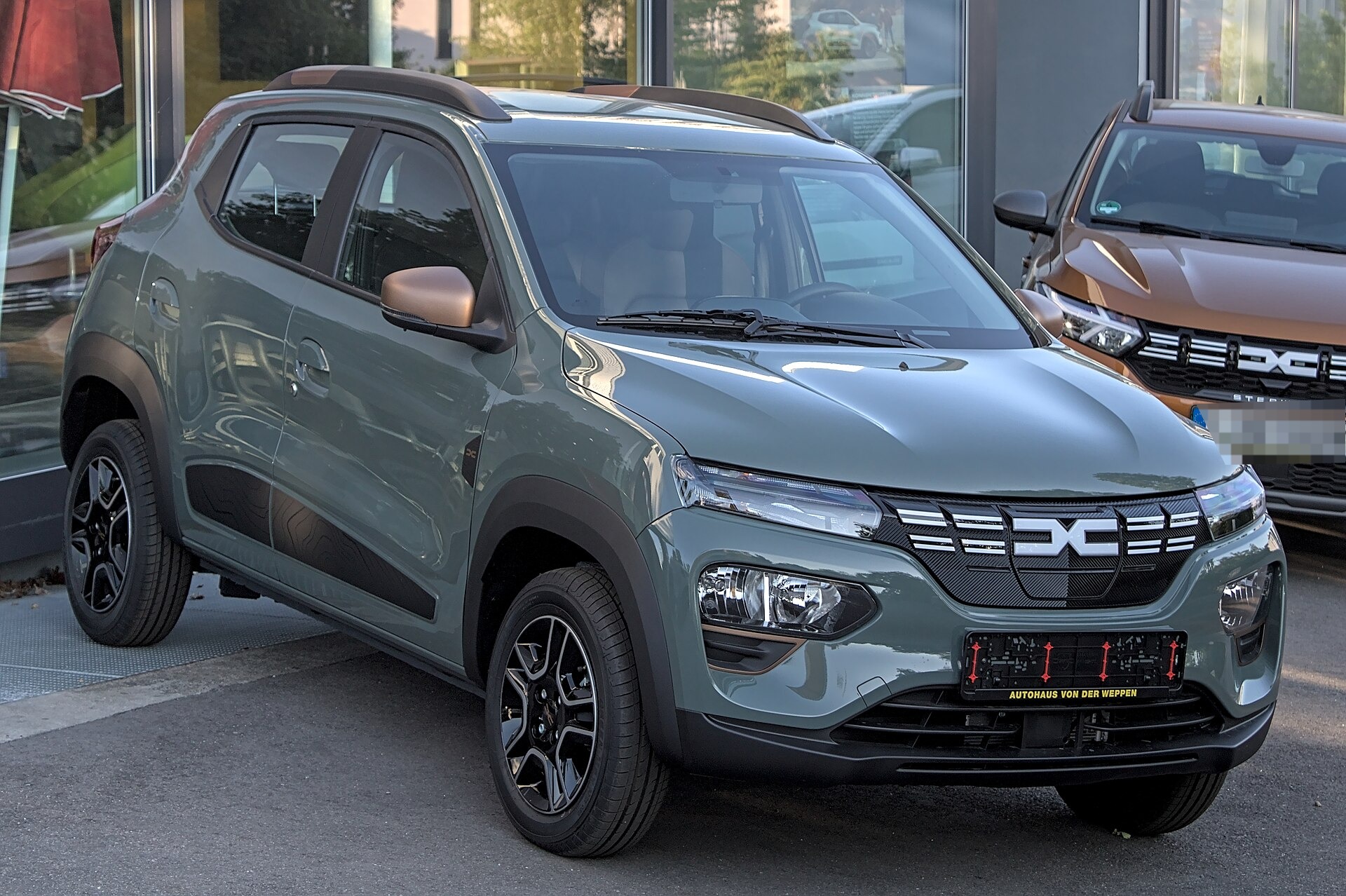 Dacia Spring Extreme verde, vista di tre quarti anteriore