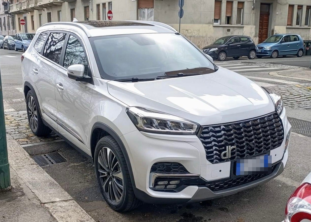 DR 7.0 1.5 Turbo, SUV a sette posti del marchio DR su base Chery, vista esterna