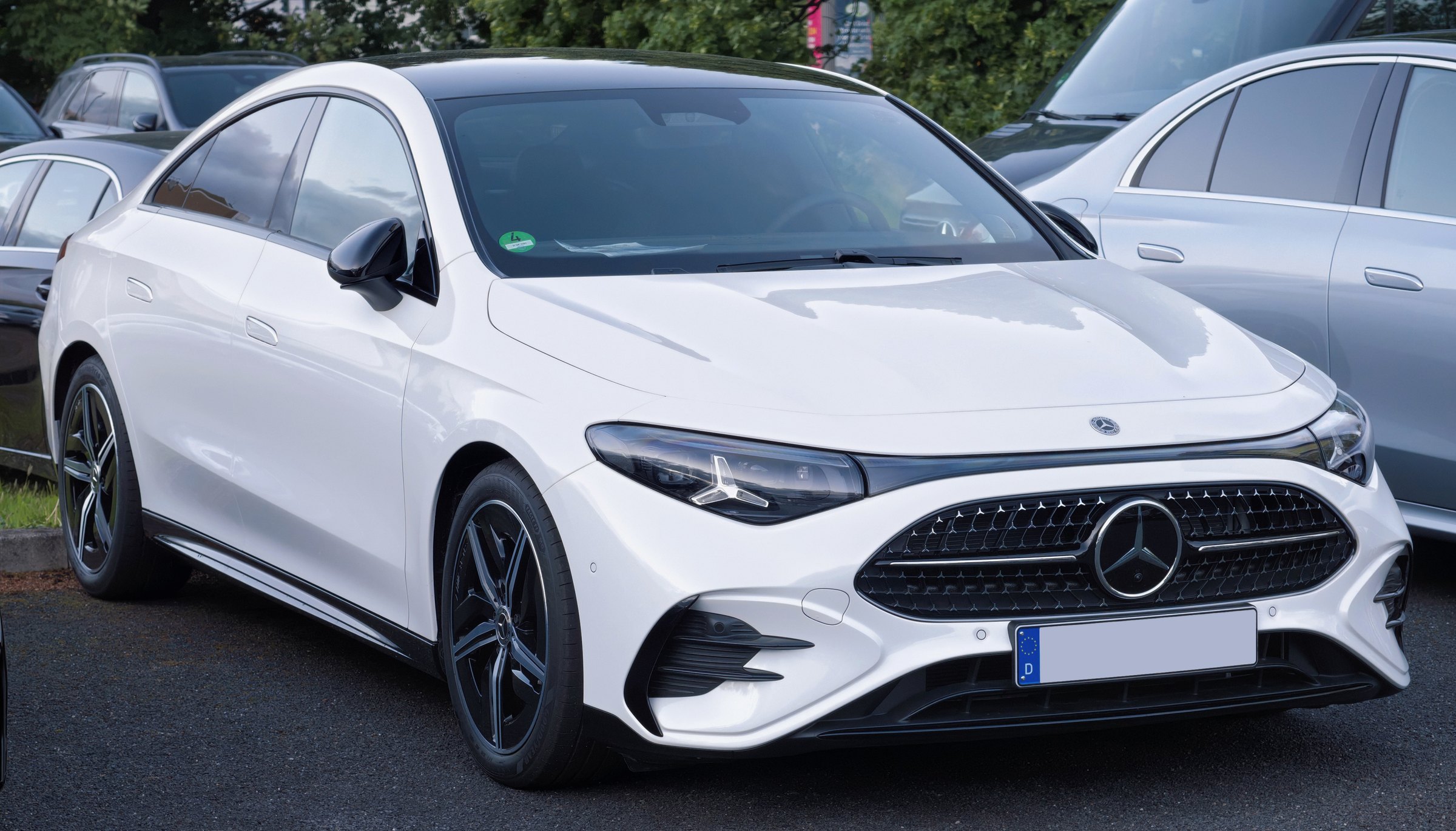 Mercedes CLA 220 4MATIC ibrida bianca, vista di tre quarti anteriore con la griglia a stella