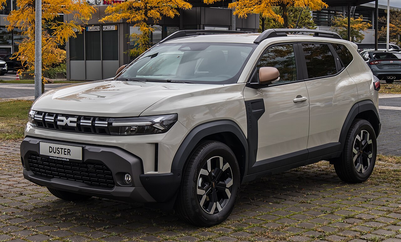 Dacia Duster di colore sabbia chiaro vista di tre quarti anteriore