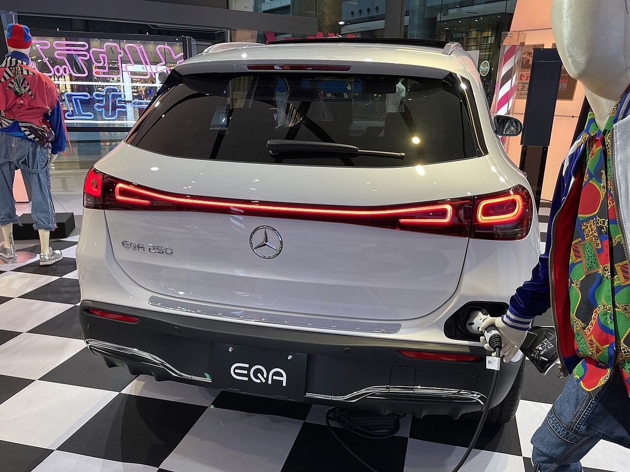 Mercedes EQA, posteriore