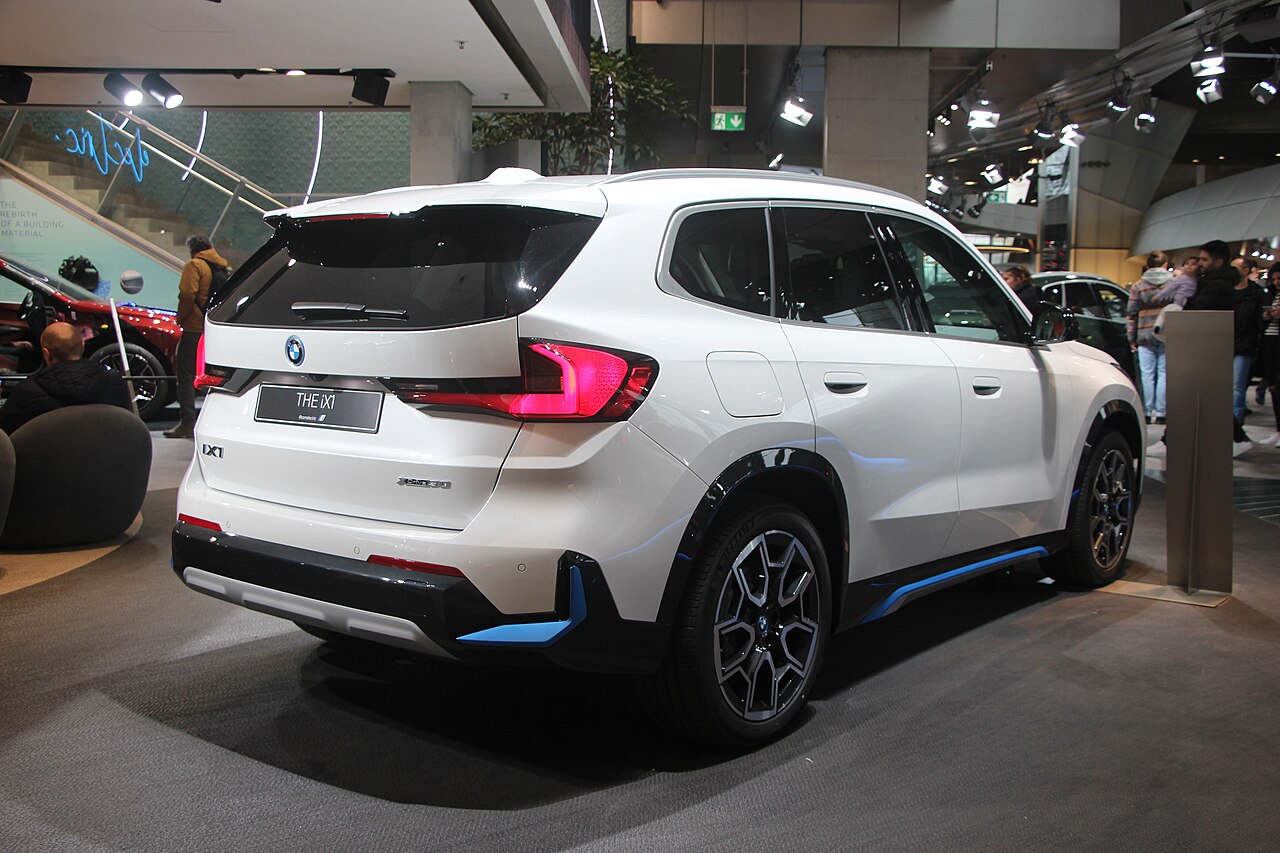 BMW iX1, posteriore