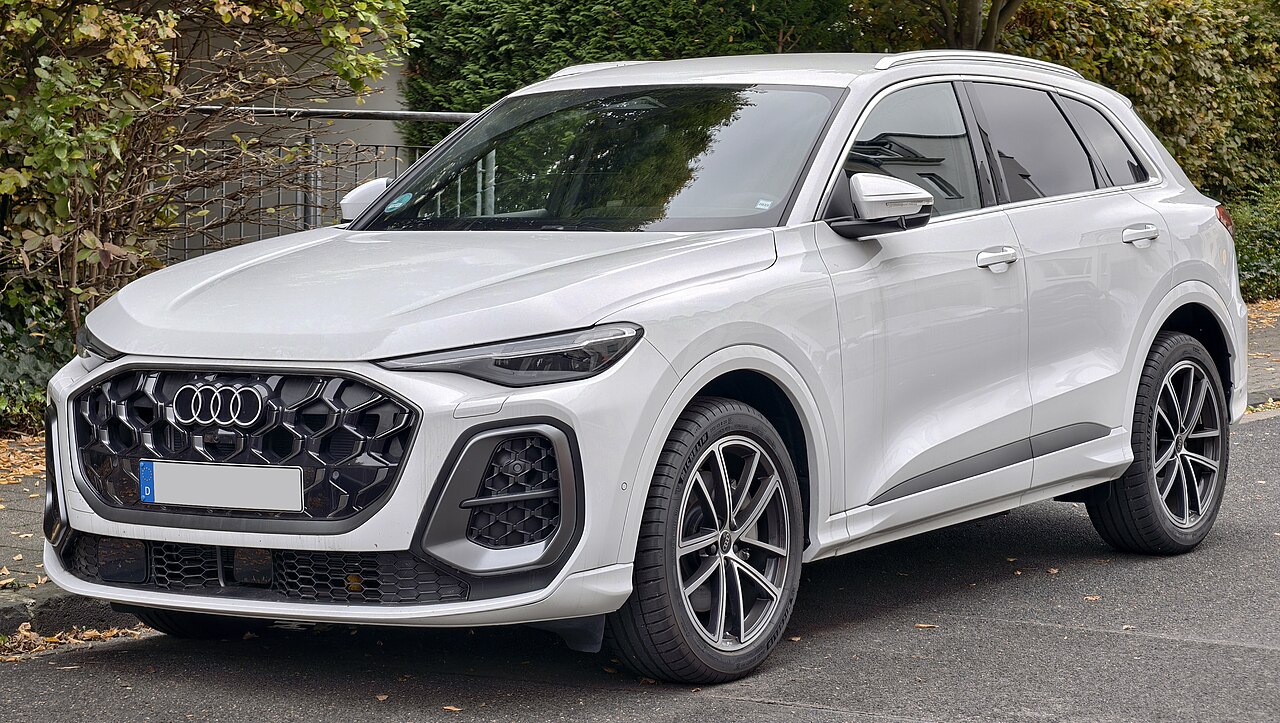 Audi Q5 SUV bianca vista di tre quarti anteriore lungo una strada
