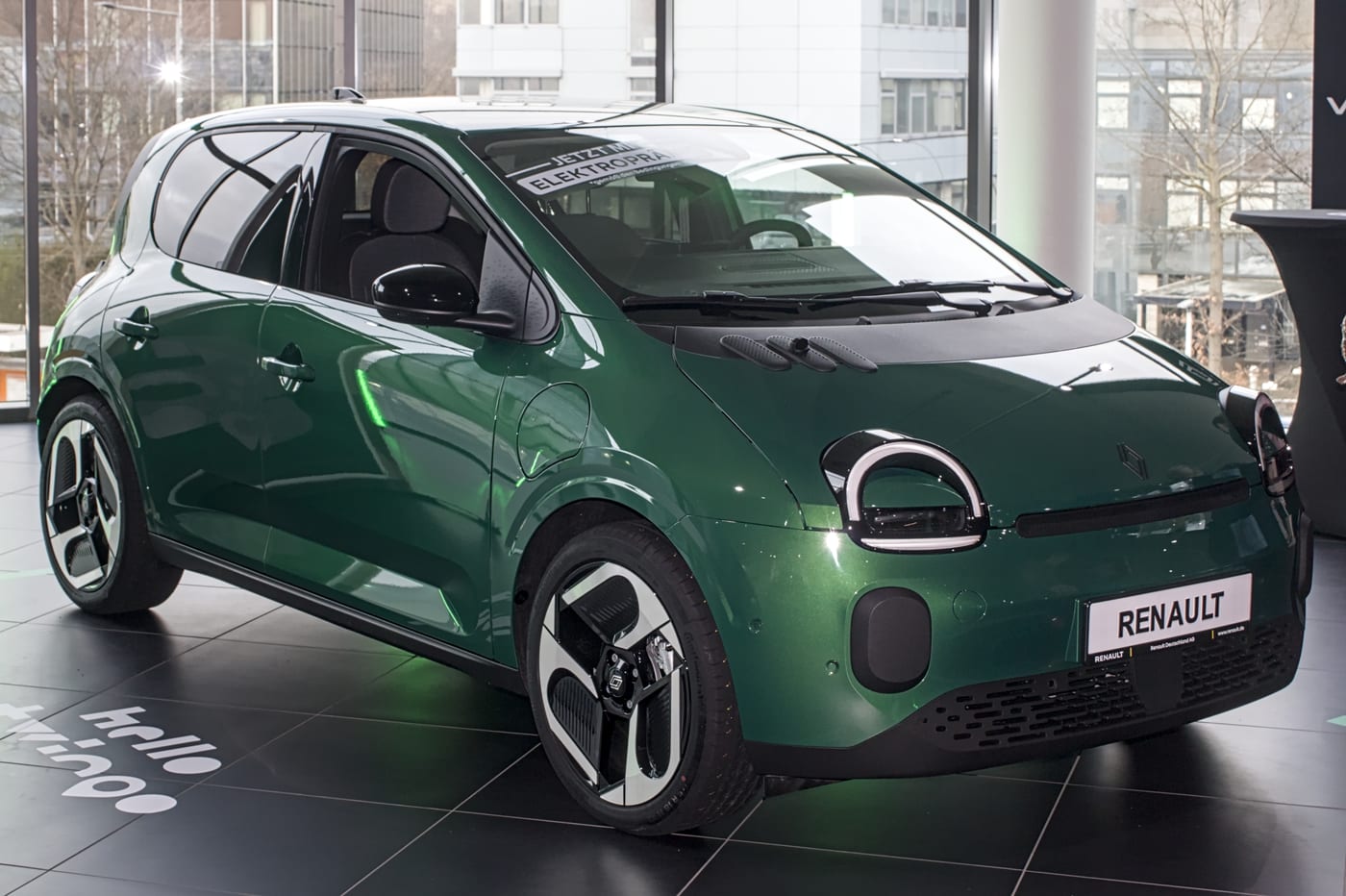 Renault Twingo E-Tech elettrica, city car, vista di tre quarti anteriore