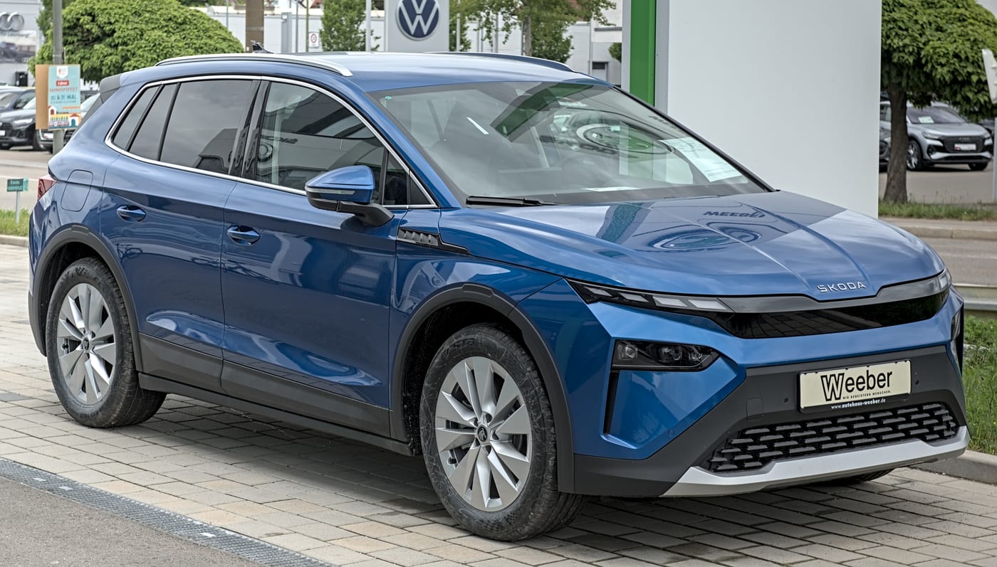 Škoda Elroq elettrica, SUV compatto, vista di tre quarti anteriore