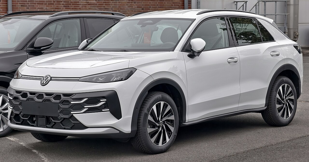 Volkswagen T-Roc bianca, SUV compatto, vista di tre quarti anteriore